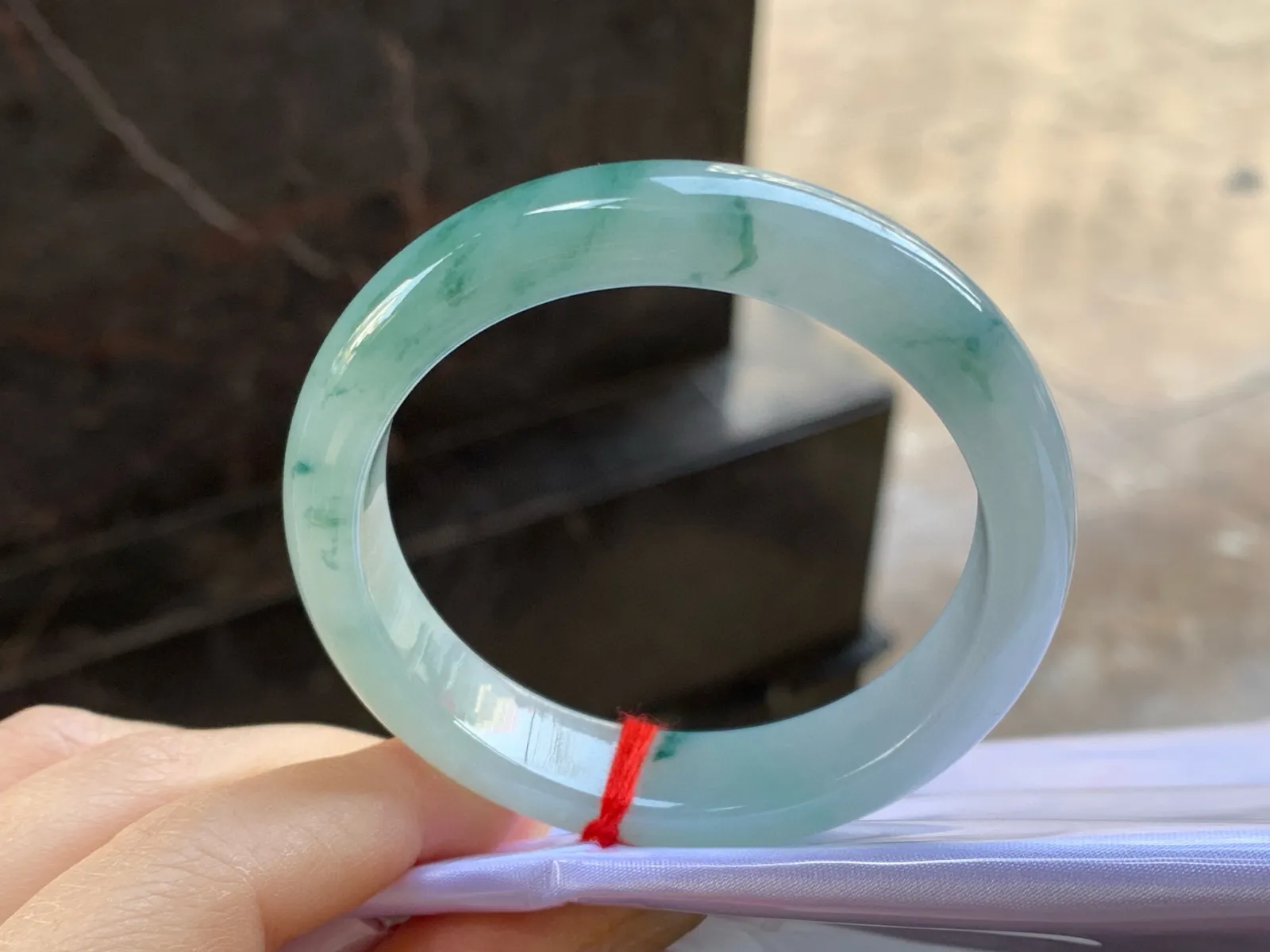 飘花手镯
尺寸：52-12-7.8mm
肉质细腻干净～飘花点缀