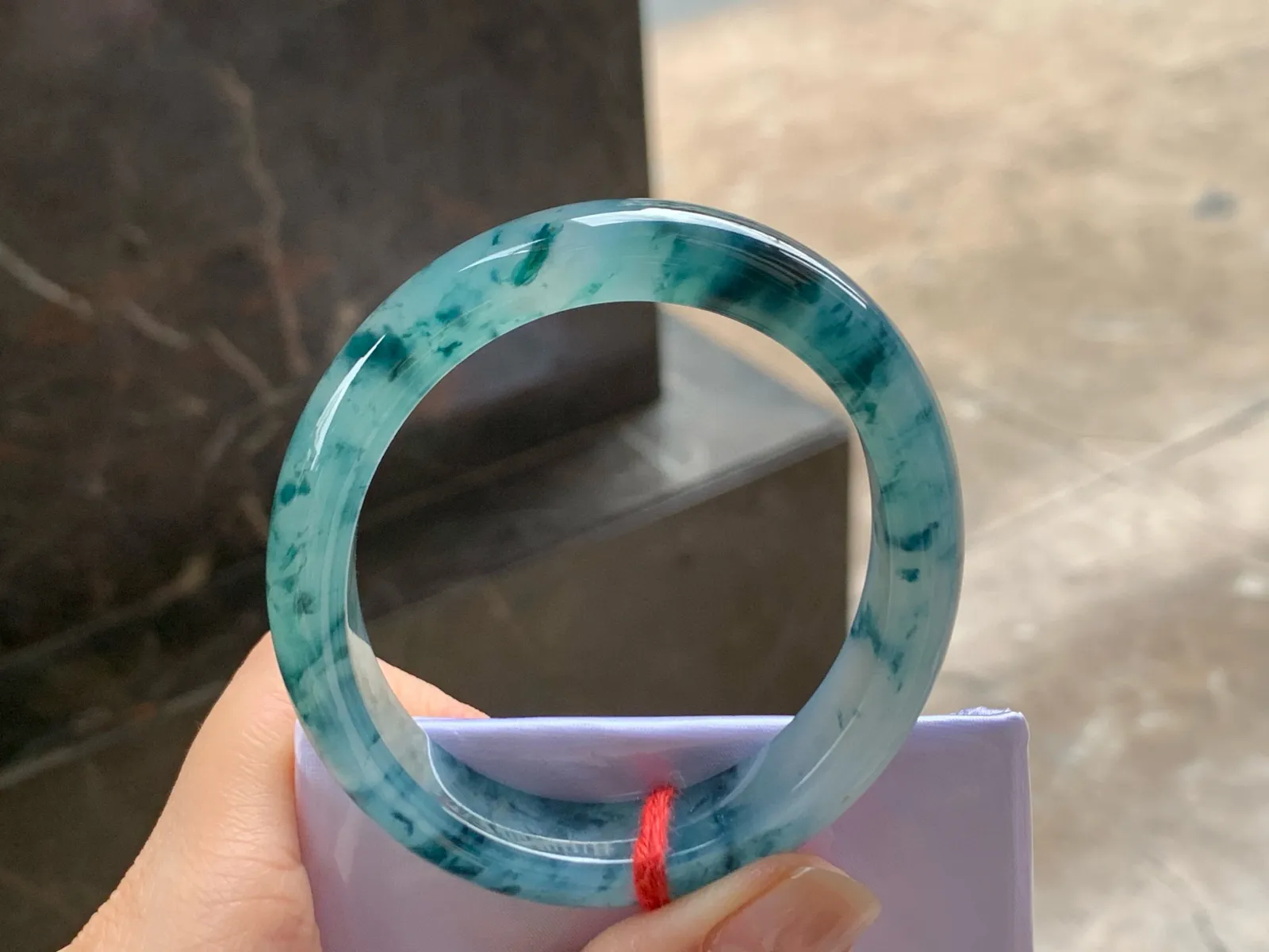 冰种飘花贵妃镯
尺寸：55.8-11.7-7.6mm
种好水足，花色漂亮，正圈52 53可以戴推荐