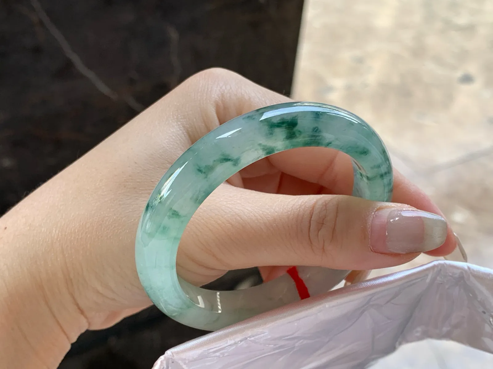 冰飘花手镯
尺寸：52.5-10.7-8.1mm
种水好～绿花点缀无瑕疵