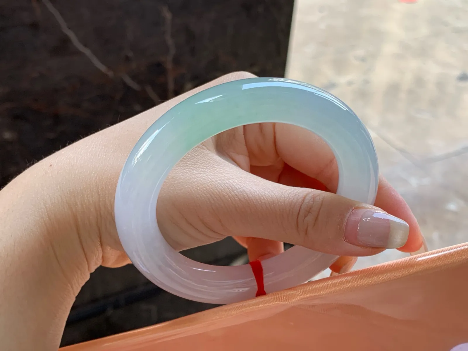 晴绿圆条手镯
尺寸：57.6-12.3-12mm
肉质细腻干净～水润清秀无瑕疵