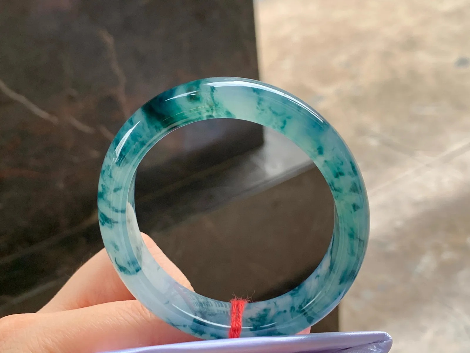 冰种飘花贵妃镯
尺寸：55.8-11.7-7.6mm
种好水足，花色漂亮，正圈52 53可以戴推荐
