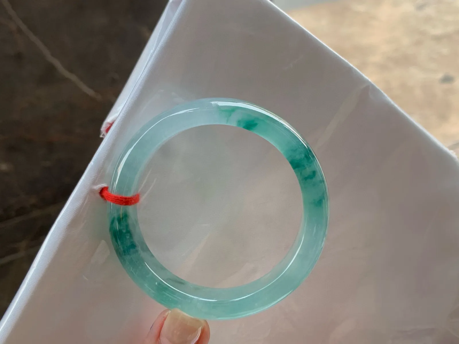 冰种飘花手镯
尺寸：52.5-13-8mm
种好水足，花色漂亮，精品小圈口