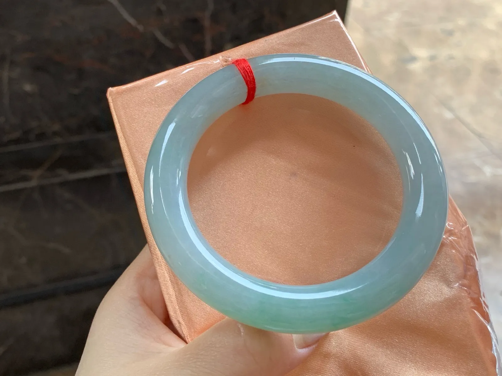 带色圆条手镯
尺寸：58.5-11.6mm
底子细腻干净～大圈口