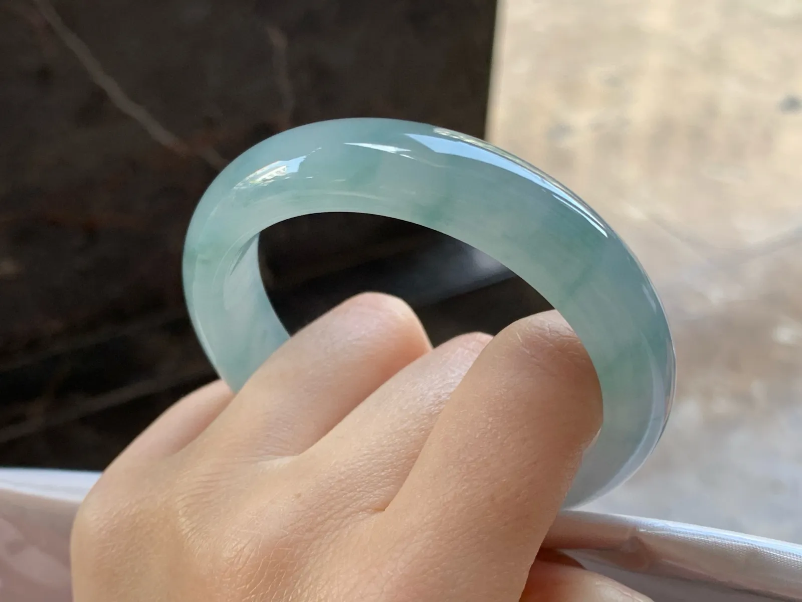 冰飘花手镯
尺寸：56-13.6-8.5mm
种老肉细～起胶的料子