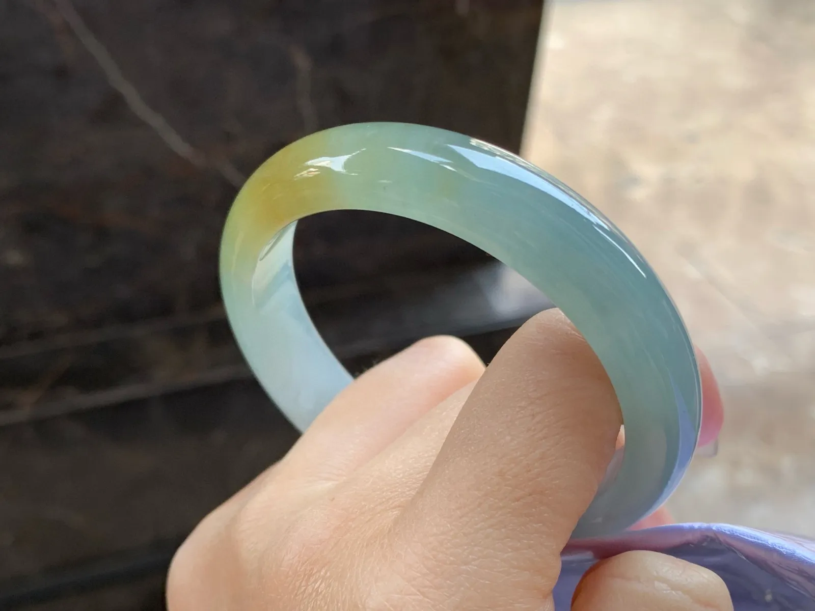 黄翡手镯
尺寸：58-13.2-8mm
种老肉细～特色镯无瑕疵