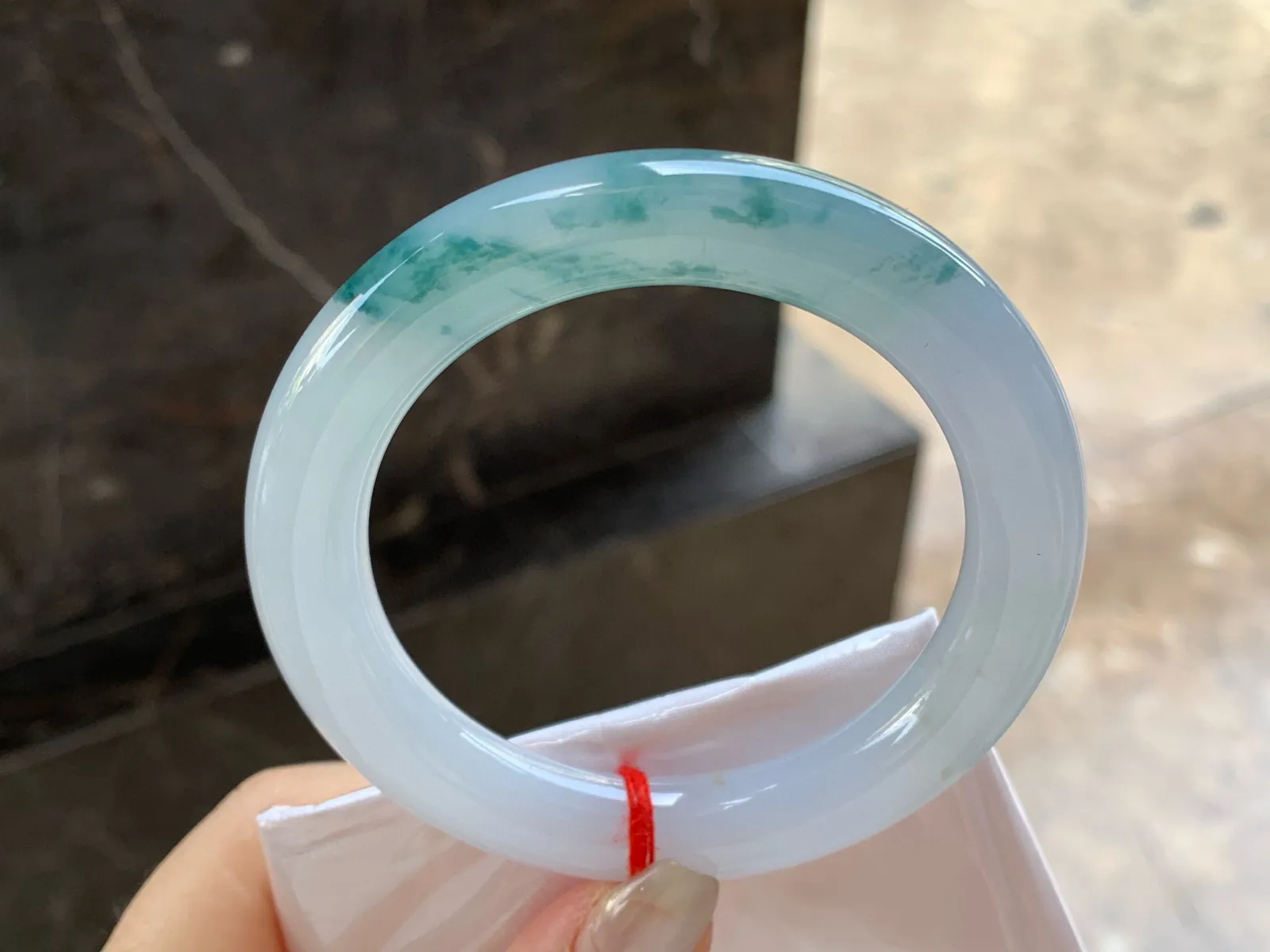 飘蓝花圆条手镯
尺寸：56.6-10.8mm
底子细腻干净～蓝花点缀很清秀