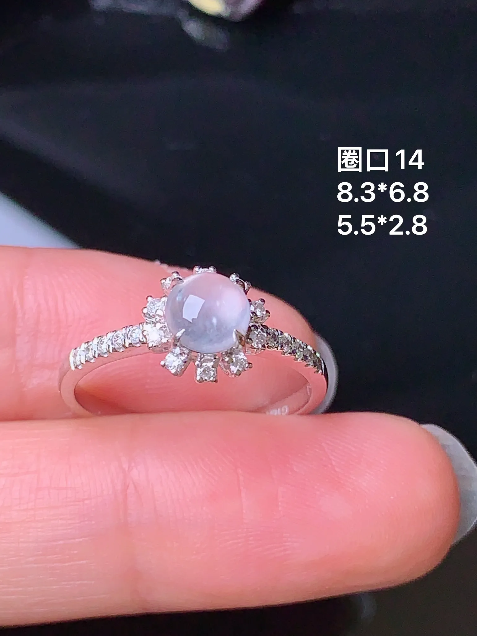 18k金钻镶嵌冰种蛋面戒指 玉质细腻 色泽清新艳丽  圈口14 整体尺寸8.3*6.8