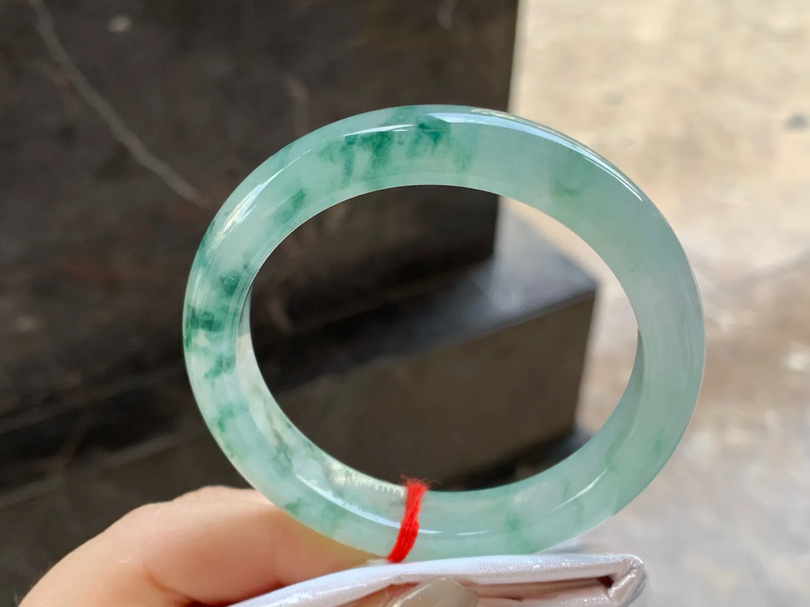 冰飘花手镯
尺寸：52.5-10.7-8.1mm
种水好～绿花点缀无瑕疵