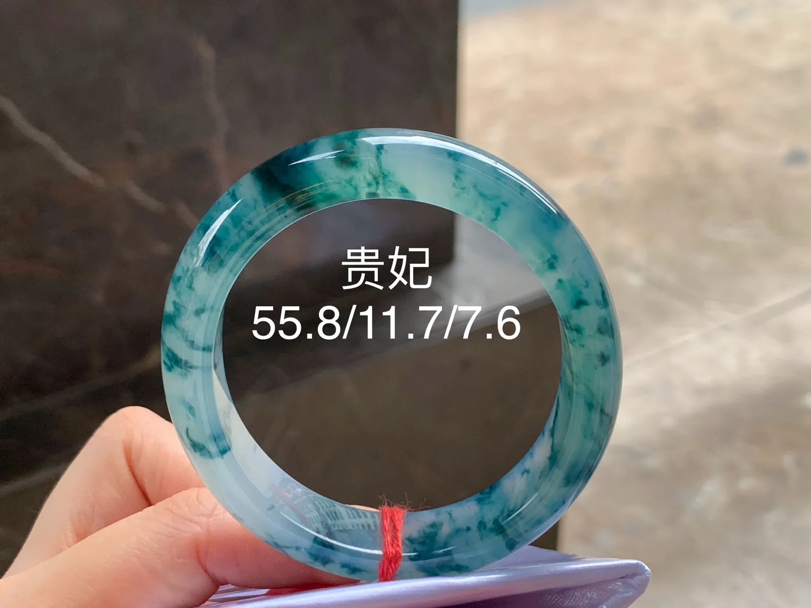 冰种飘花贵妃镯
尺寸：55.8-11.7-7.6mm
种好水足，花色漂亮，正圈52 53可以戴推荐