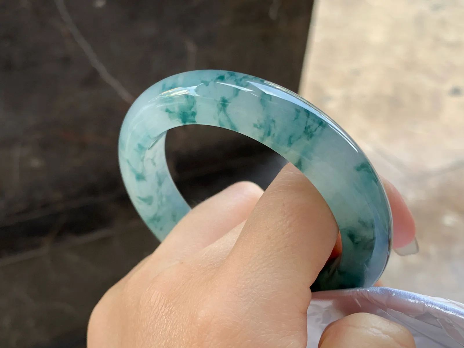 冰种飘蓝花手镯
尺寸：55-12.3-9.9mm
种老肉细～飘花浓郁 很漂亮的料子 实物好看