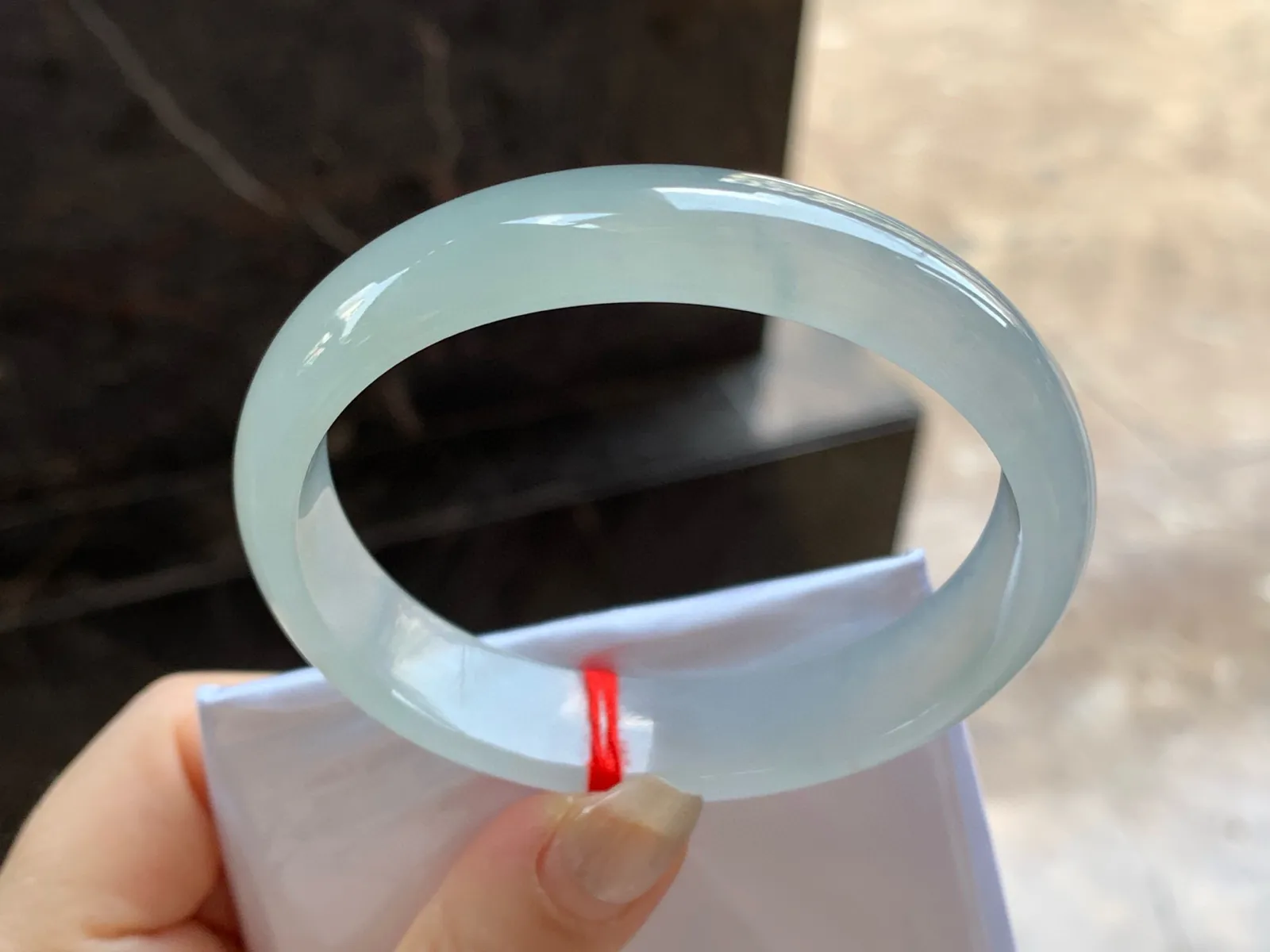 冰种贵妃镯
尺寸：59-13.3-6.8mm
种水好～正圈55 56 57可以戴大圈口