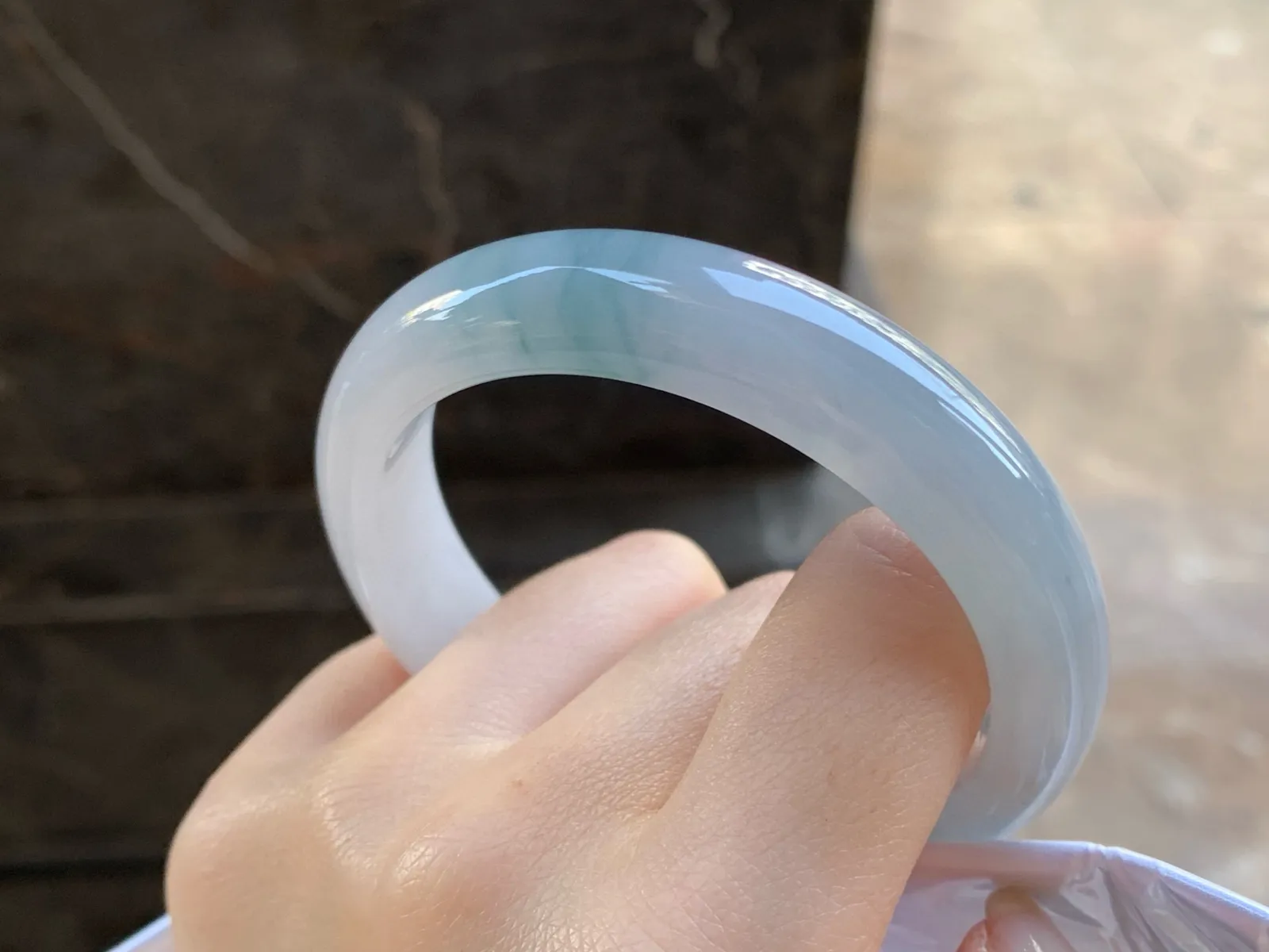 飘花手镯
尺寸：57-13.1-8.1mm
肉质细腻干净～水润十足