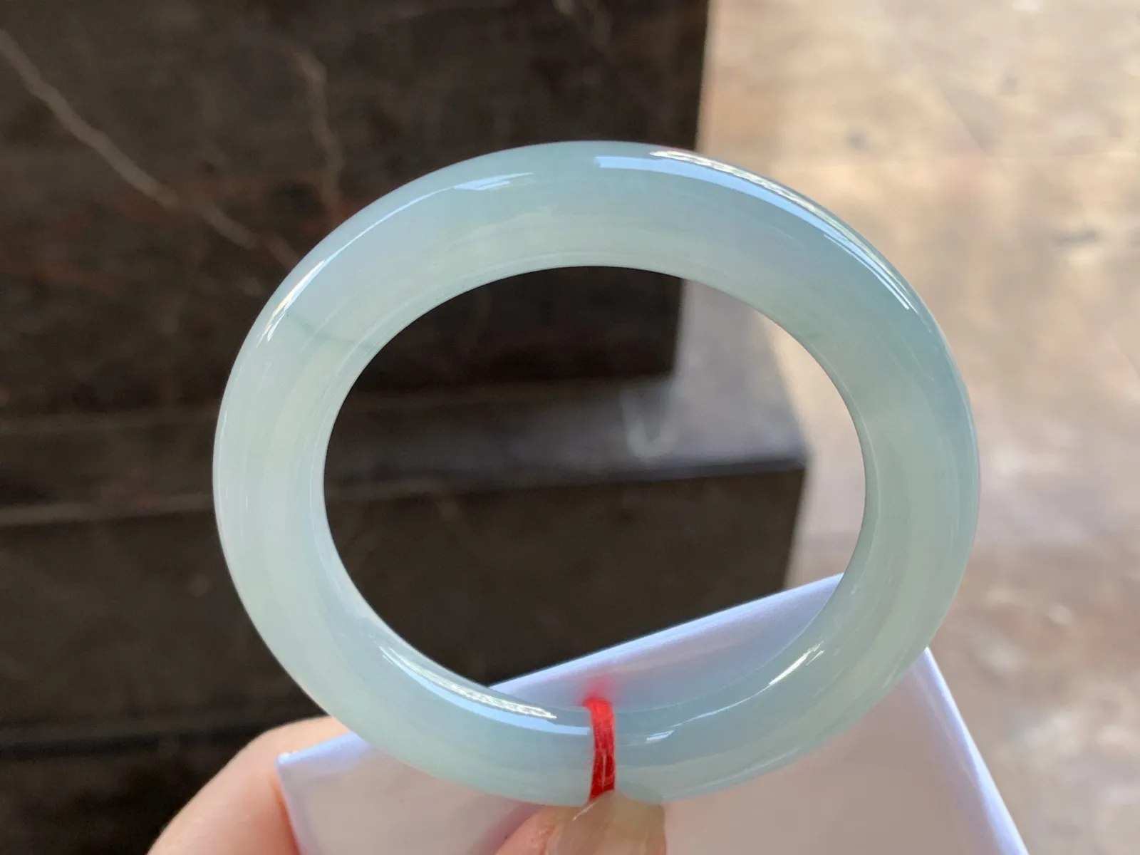 晴水圆条手镯
尺寸：55-11mm
种水好～干净清秀无瑕疵