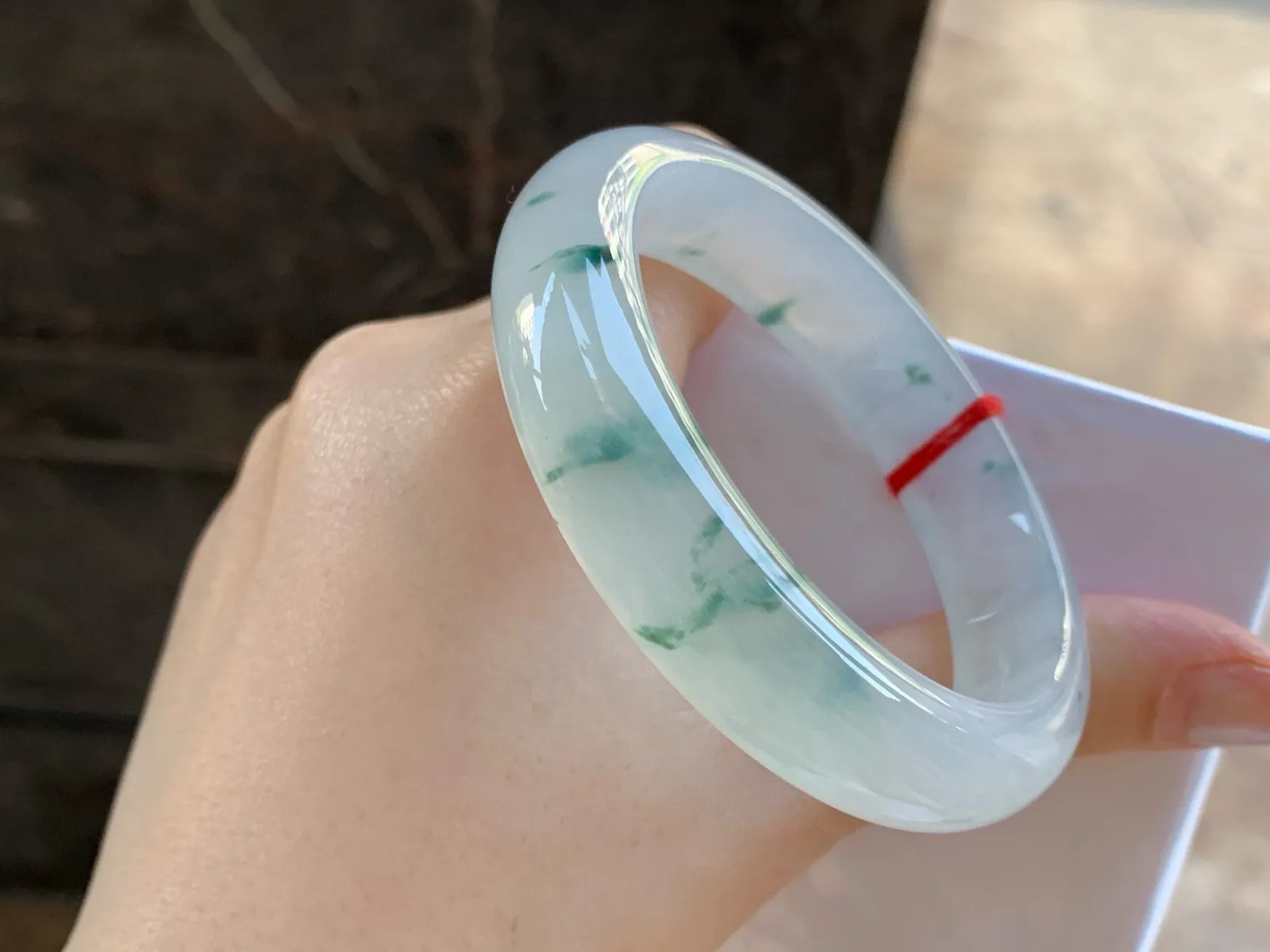 冰飘花手镯
尺寸：54.5-12.6-8mm
冰味十足～飘花点缀无瑕疵