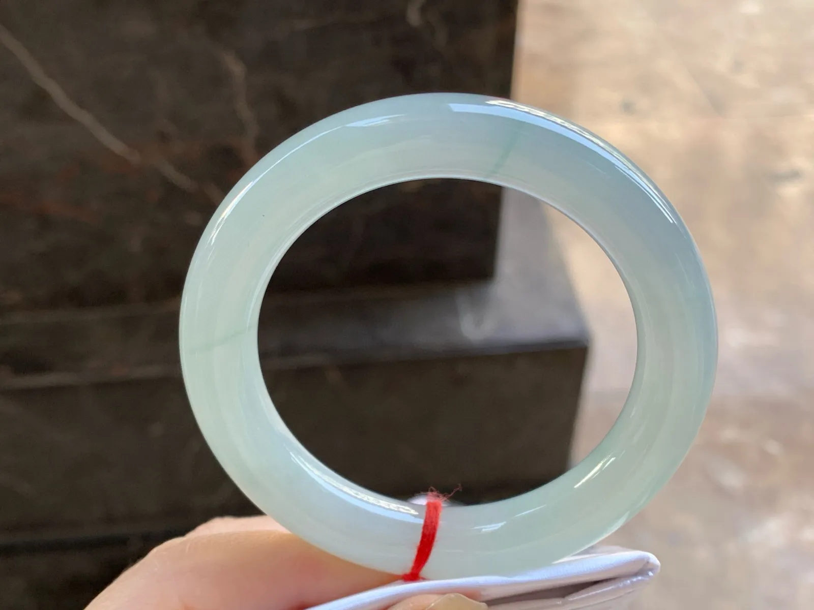 晴水圆条手镯
尺寸：55-11mm
种水好～干净清秀无瑕疵