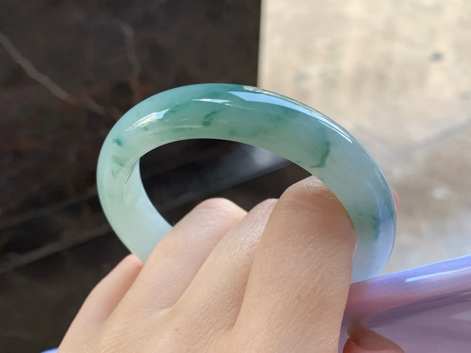 飘花手镯
尺寸：52-12-7.8mm
肉质细腻干净～飘花点缀