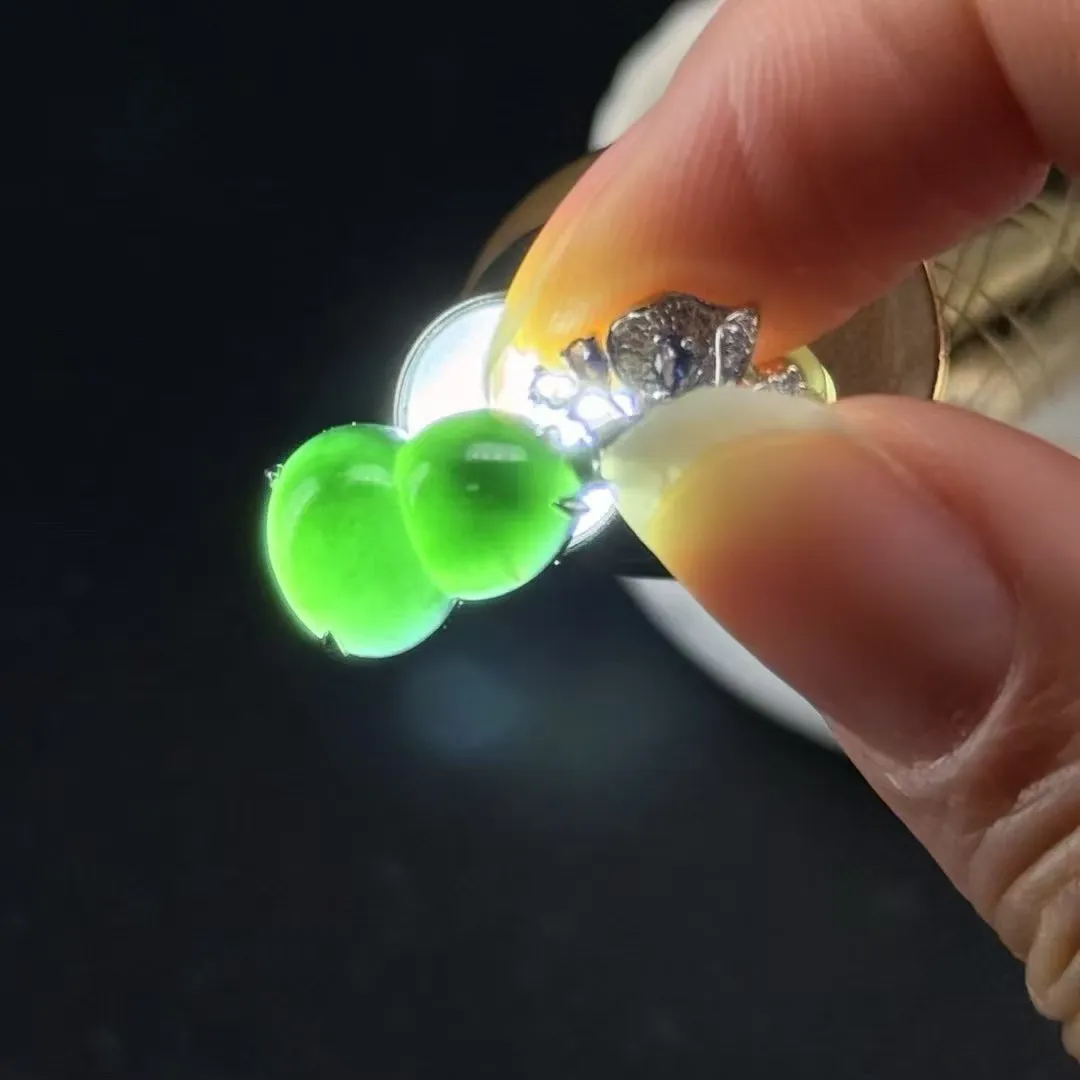 精品18k墨翠葫芦耳坠 种好色正 黑度极好 打灯通透 油性十足