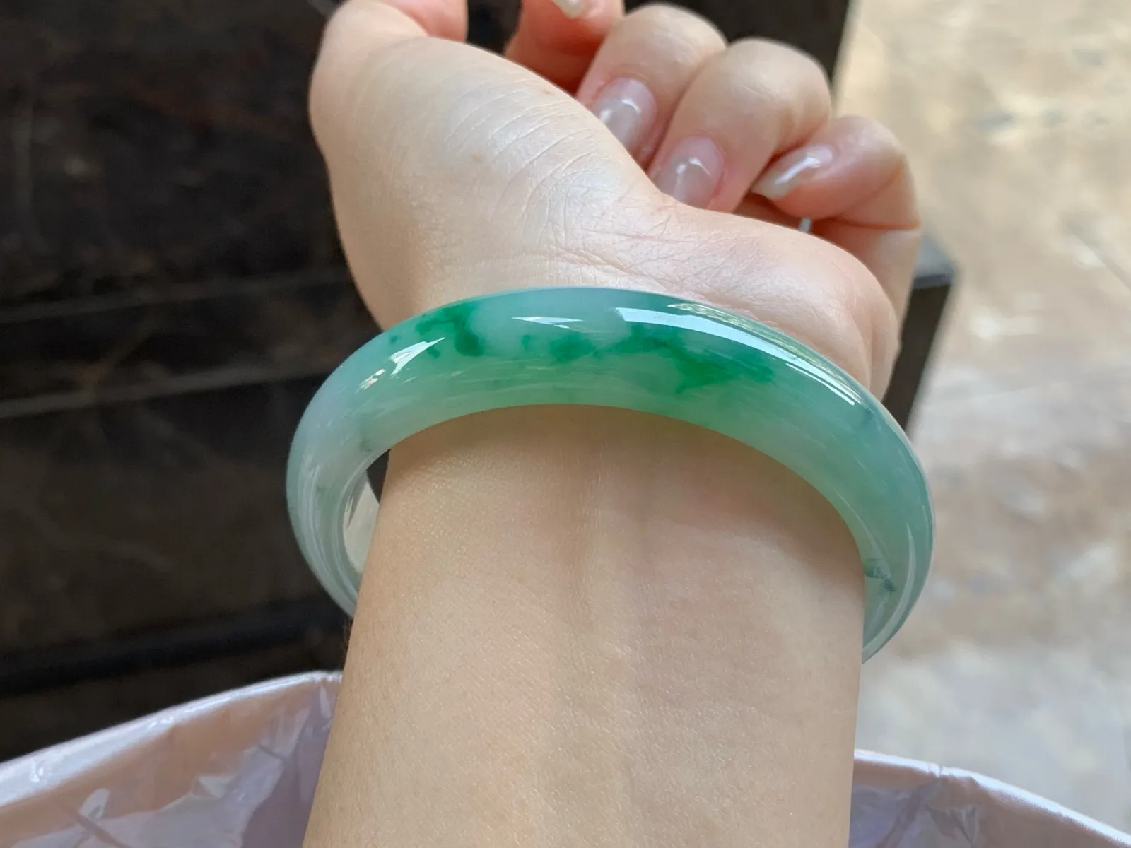 带色手镯
尺寸：58.2-13-8mm
底子细腻干净～绿花缠绕上手好看