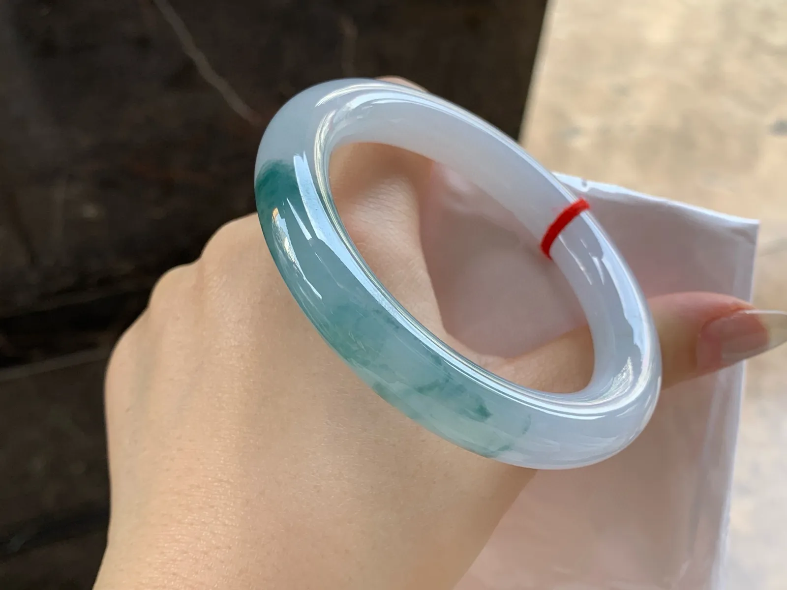 飘蓝花圆条手镯
尺寸：56.6-10.8mm
底子细腻干净～蓝花点缀很清秀
