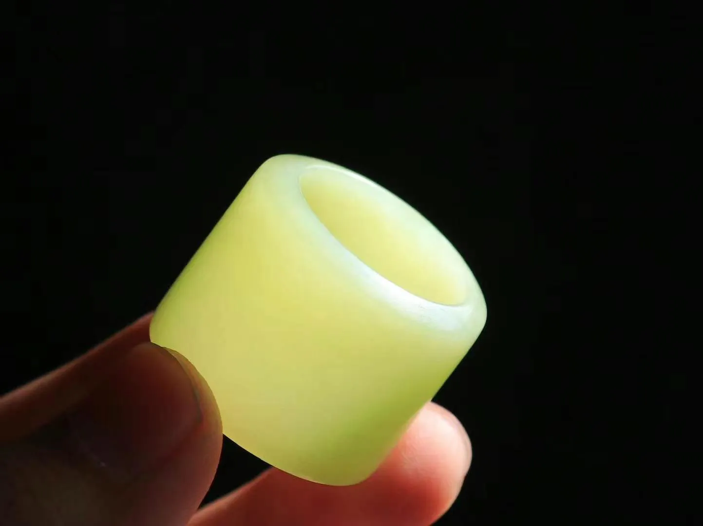 （古韵.扳指）

精品和田玉黄口扳指，玉质温润，油润感十足， 整器古韵生辉。优雅高贵。运筹帷幄于掌中，决胜于千里之外。
重25.2克   圈口22mm  尺寸24-4.3mm 63301954A