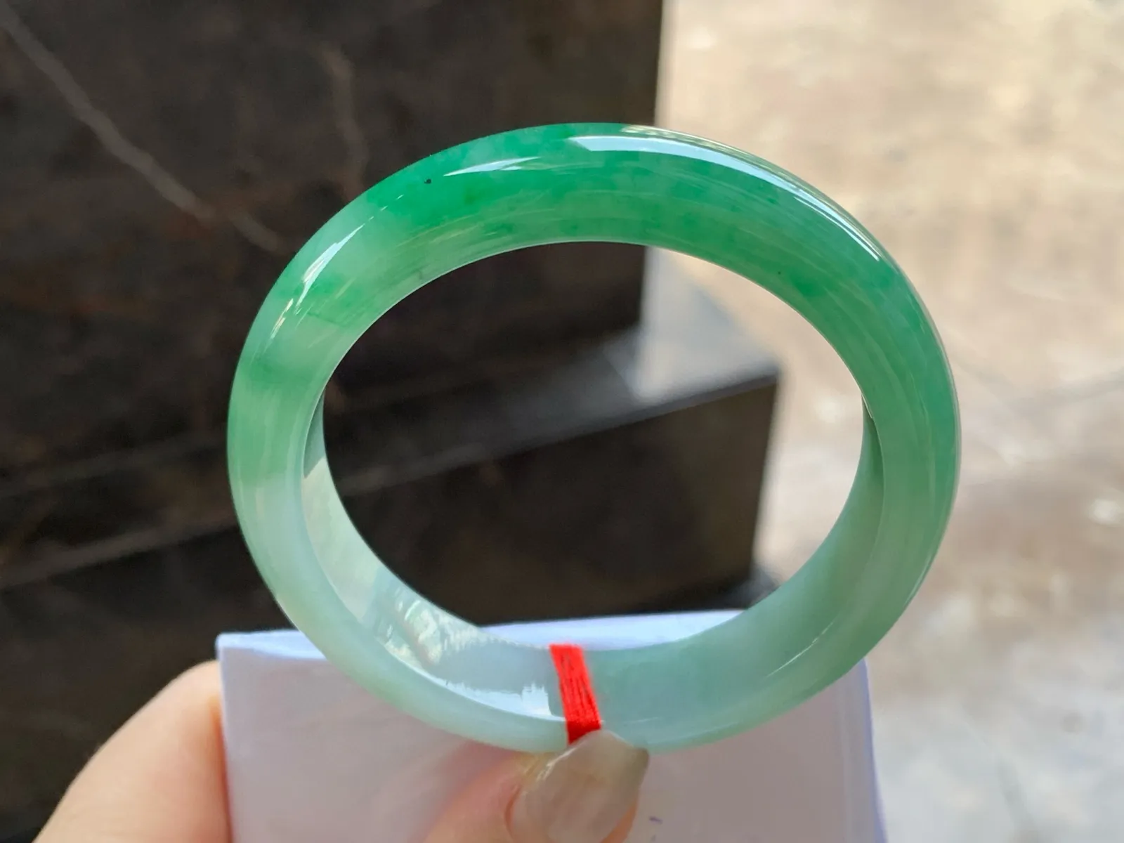 带色手镯
尺寸：55.5-12.6-8.2mm
底子细腻干净～一段绿色浓郁上手好看