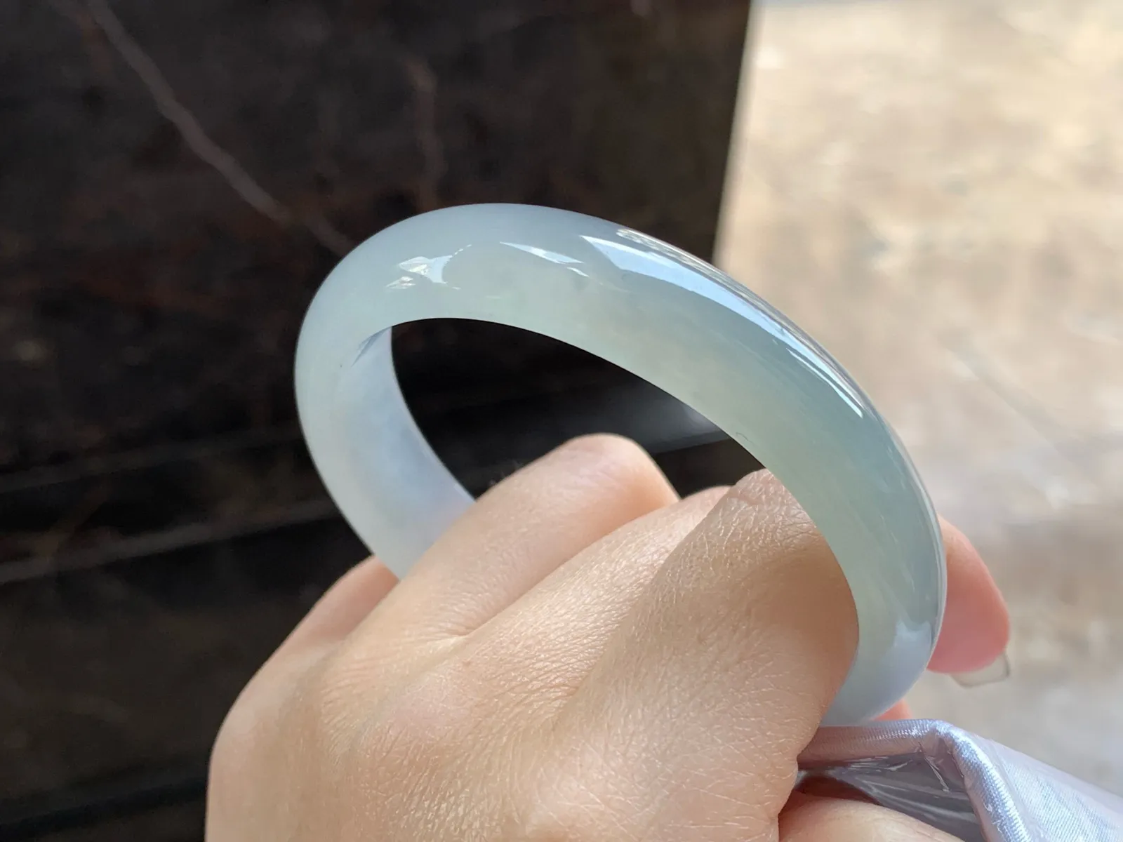 冰种贵妃镯
尺寸：59-13.3-6.8mm
种水好～正圈55 56 57可以戴大圈口