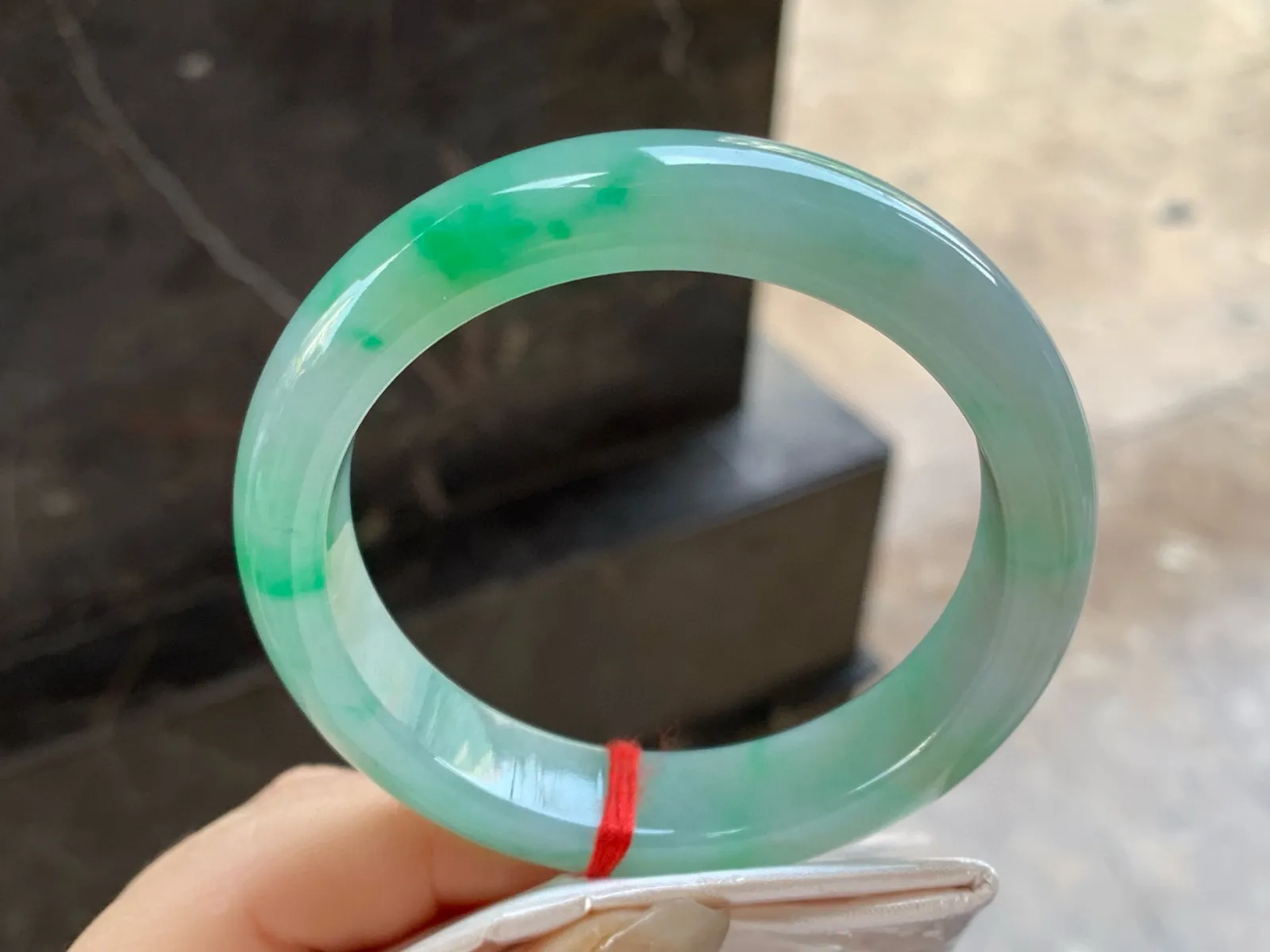 带色手镯
尺寸：56.5-13.2-8.5mm
有种有色～上手漂亮 推荐