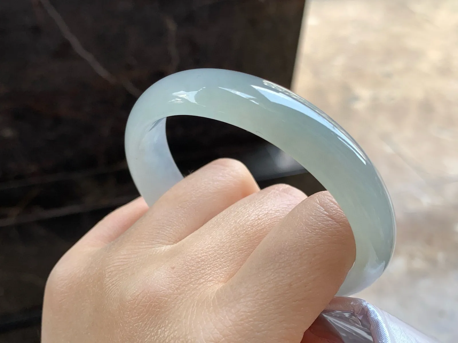冰种贵妃镯
尺寸：59-13.3-6.8mm
种水好～正圈55 56 57可以戴大圈口