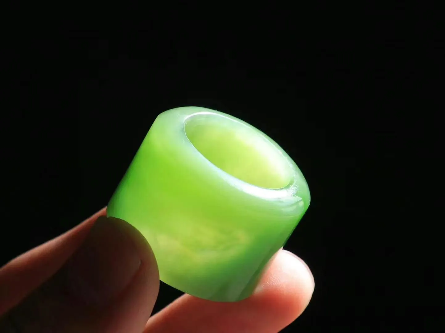 【古韵·扳指】

精品和田玉碧玉扳指，玉质温润，油润感十足， 整器古韵生辉。优雅高贵。运筹帷幄于掌中，决胜于千里之外。
重31.2克 内径圈口21.2mm 尺寸23-5.6mm   FDL-36301842