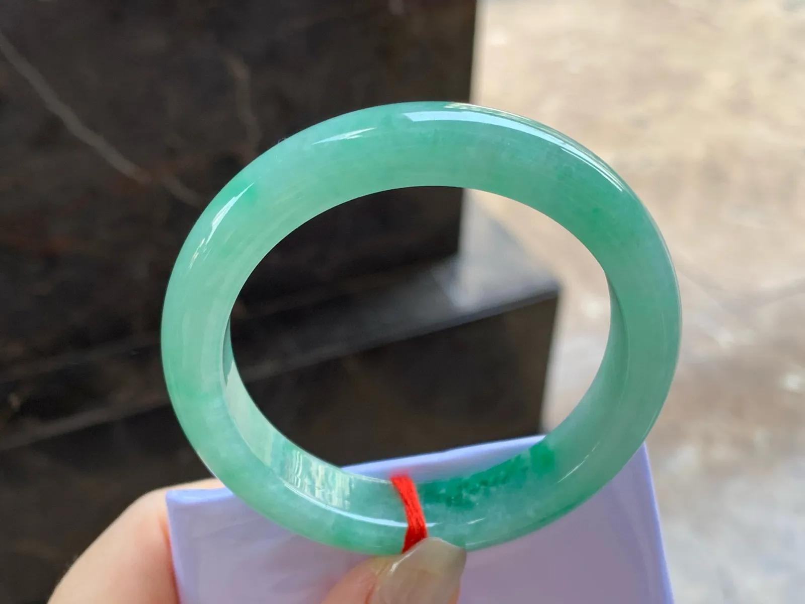 带色手镯
尺寸：53.6-11.8-8.5mm
有种有色～绿色浓郁 上手好看