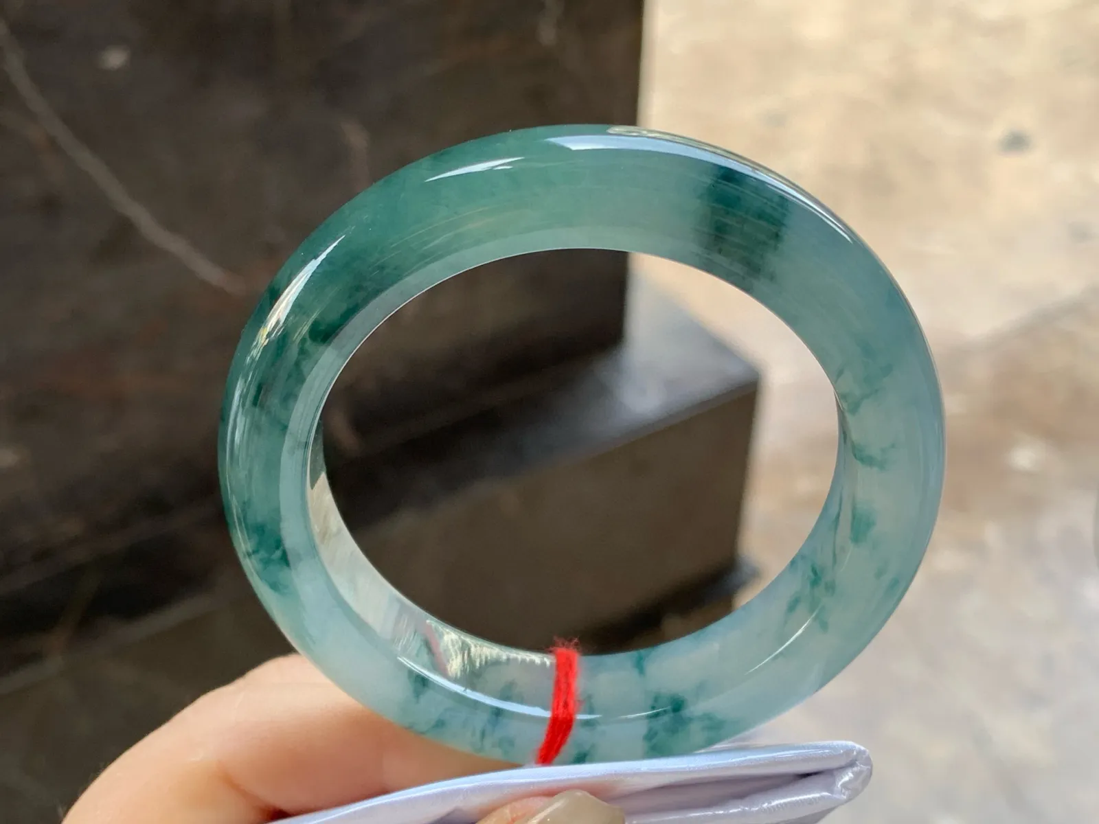 冰种飘蓝花手镯
尺寸：55-12.3-9.9mm
种老肉细～飘花浓郁 很漂亮的料子 实物好看