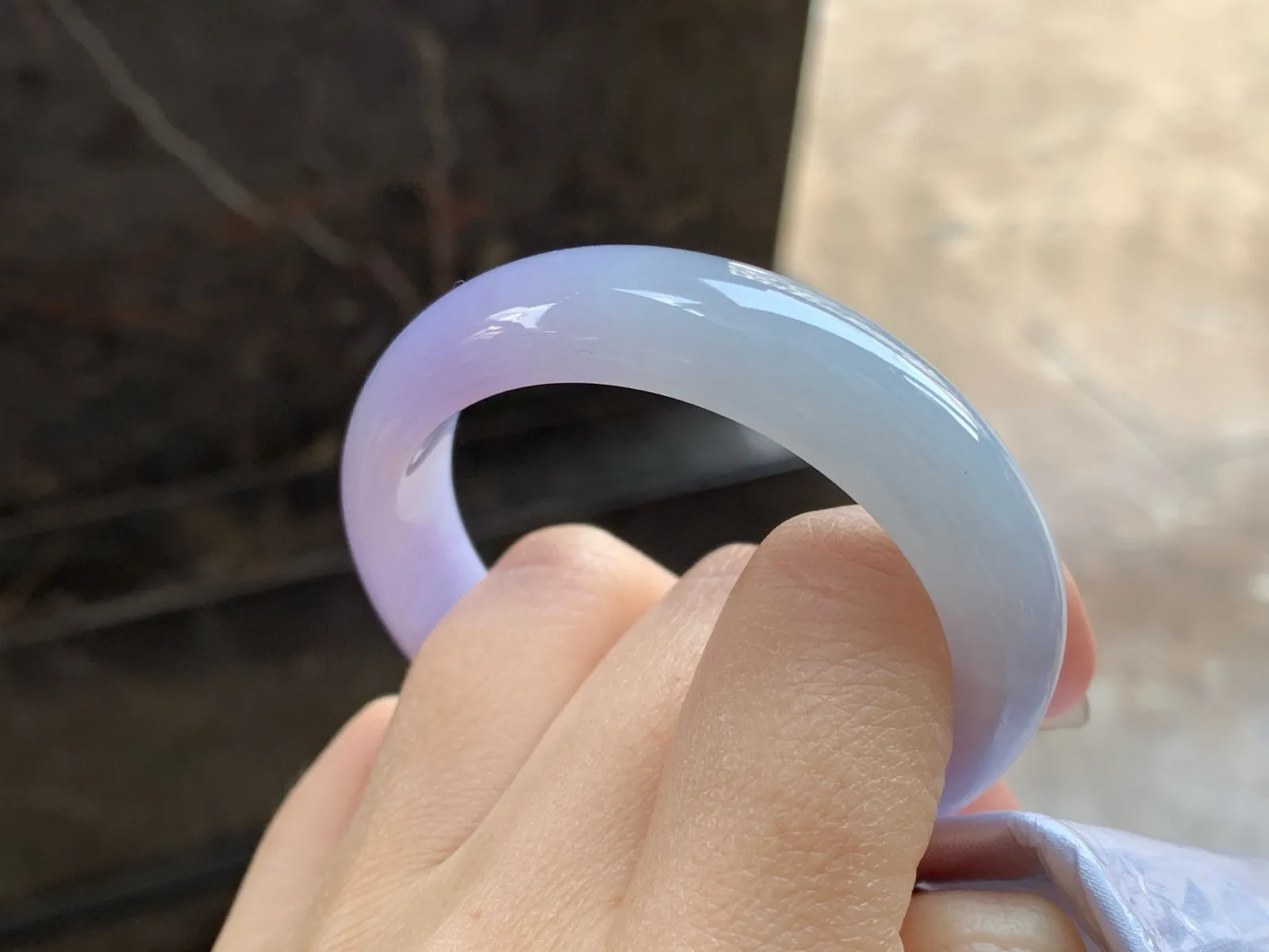 紫罗兰贵妃镯
尺寸：53-12.3-7.2mm
底子细腻干净～正圈50 51可以戴上手好看
