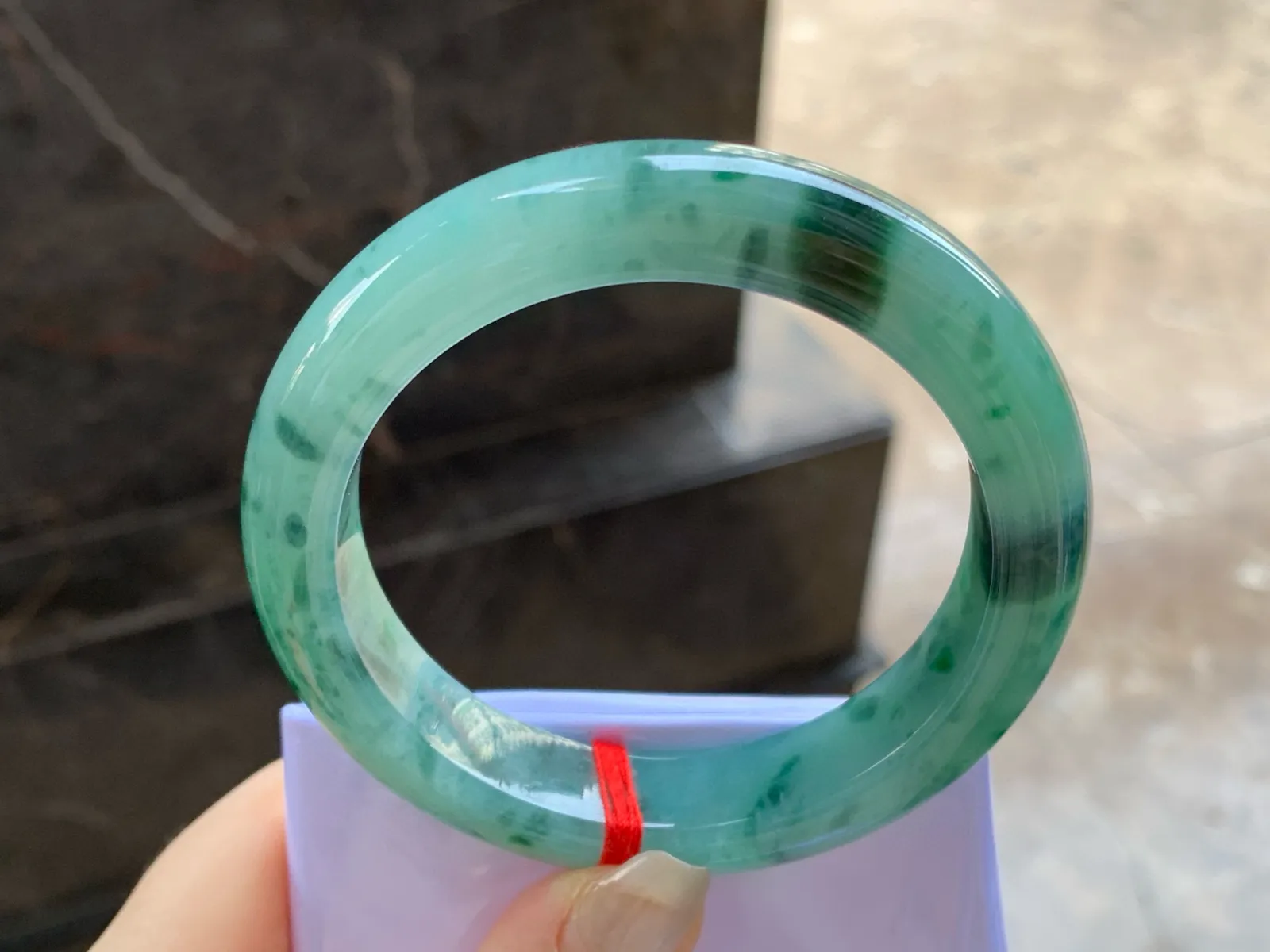 飘绿手镯
尺寸：57.2-12.7-9.6mm
肉质细腻～特色镯上手好看