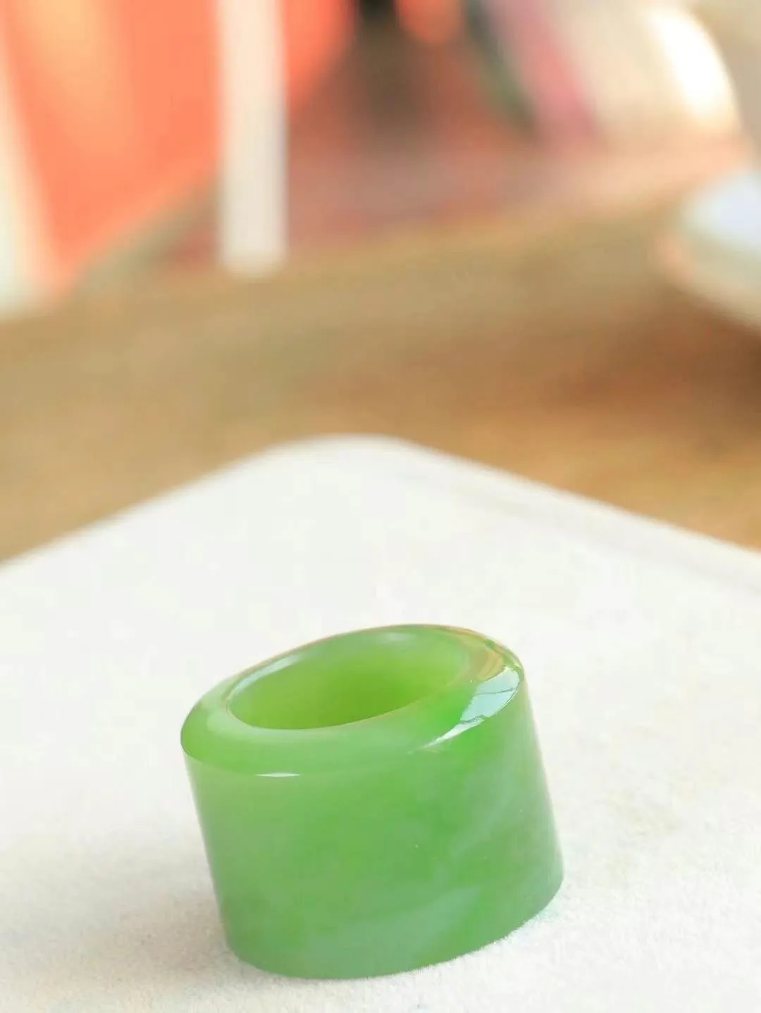 【古韵·扳指】

精品和田玉碧玉扳指，玉质温润，油润感十足， 整器古韵生辉。优雅高贵。运筹帷幄于掌中，决胜于千里之外。
重31.2克 内径圈口21.2mm 尺寸23-5.6mm   FDL-36301842