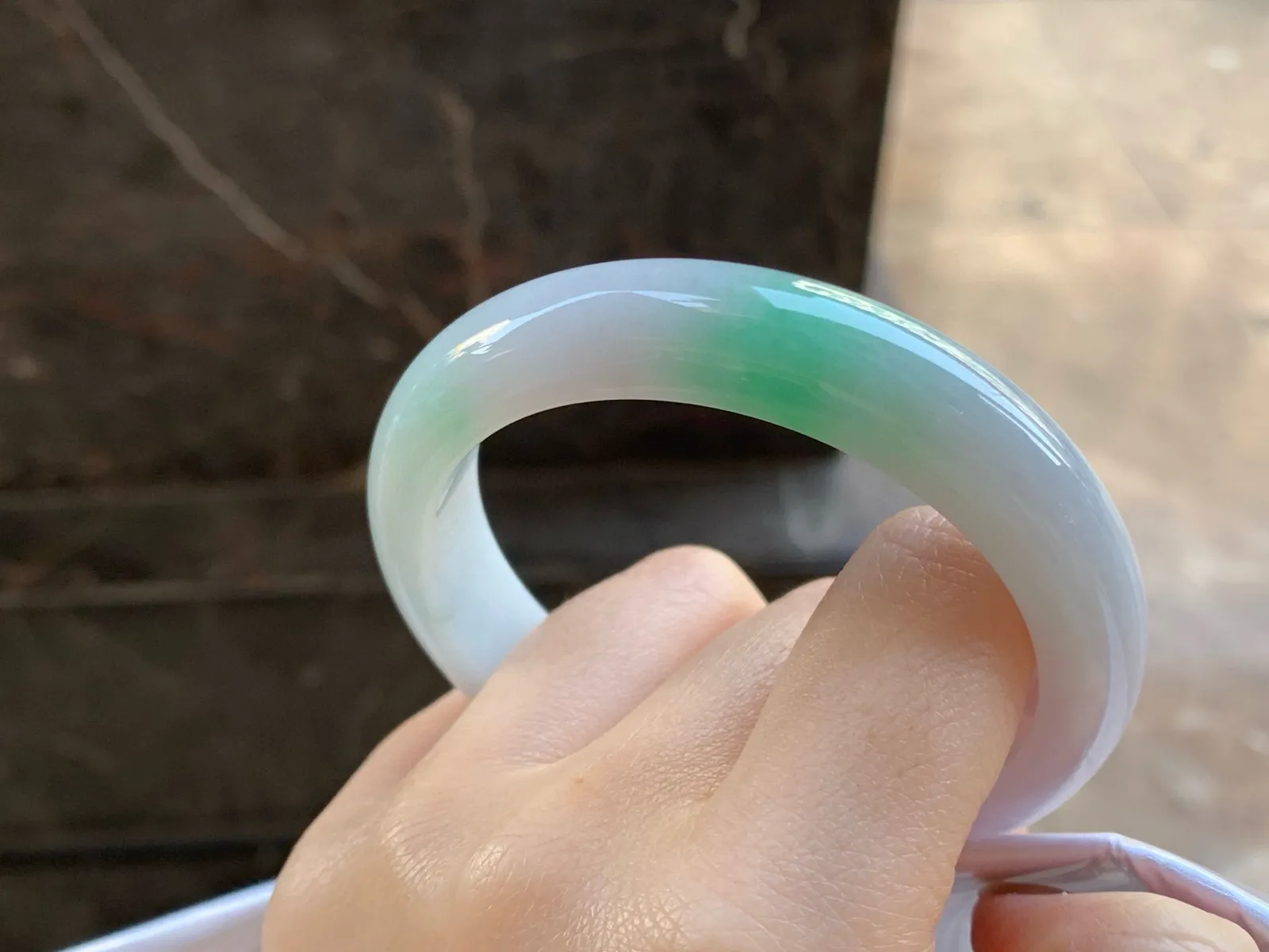 带色手镯
尺寸：56.8-12.5-8.5mm
底子细腻干净～绿色点缀