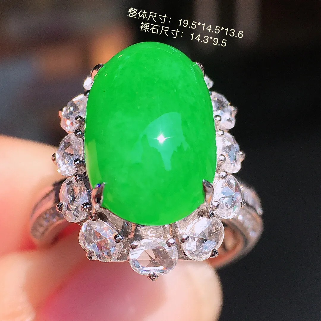 阳绿蛋面戒指，色泽均匀艳丽，玉质细腻，荧光感超
强，饱满水润，气质满满。18k
金豪华镶嵌