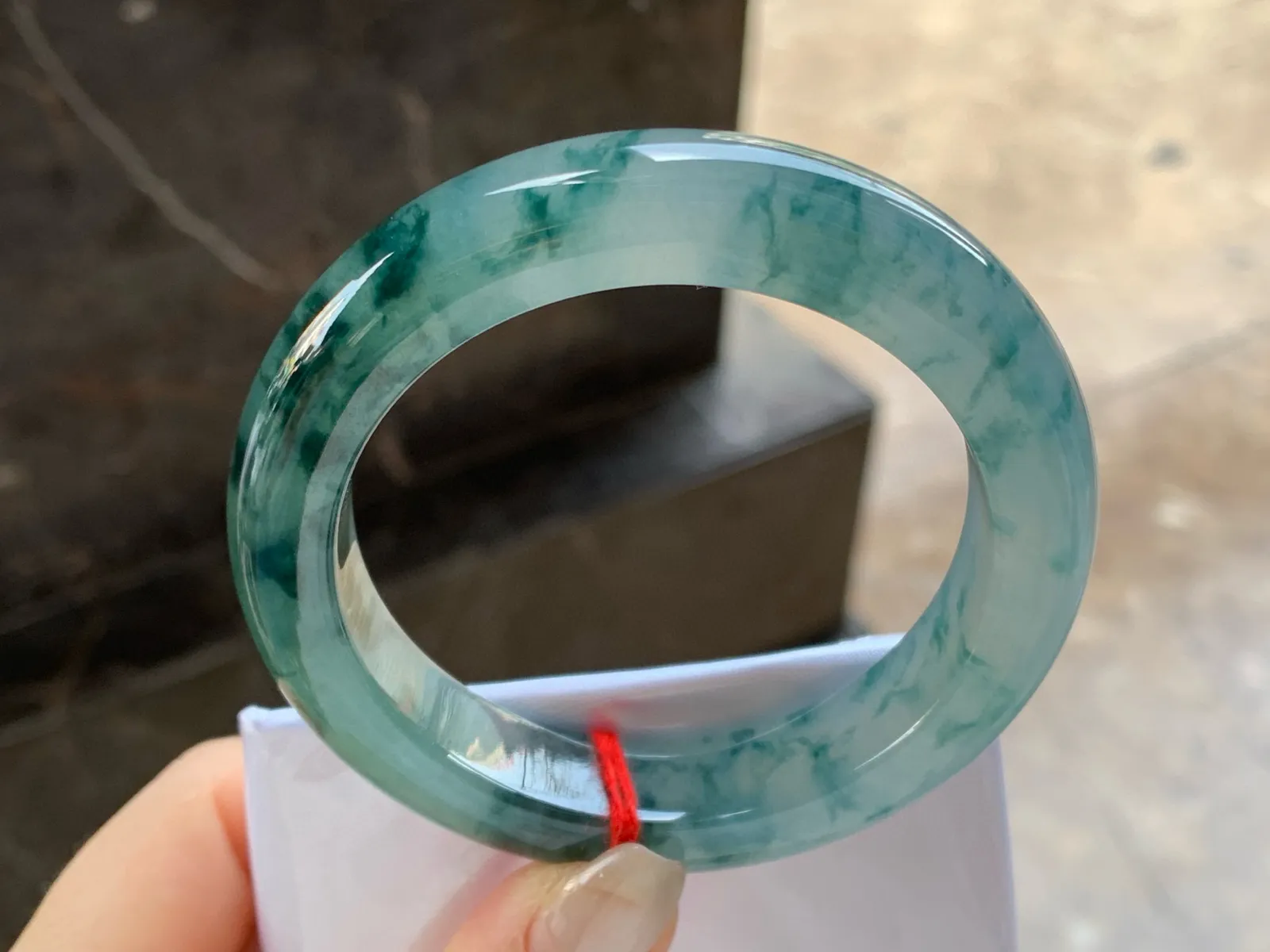 冰种飘蓝花手镯
尺寸：55-12.3-9.9mm
种老肉细～飘花浓郁 很漂亮的料子 实物好看