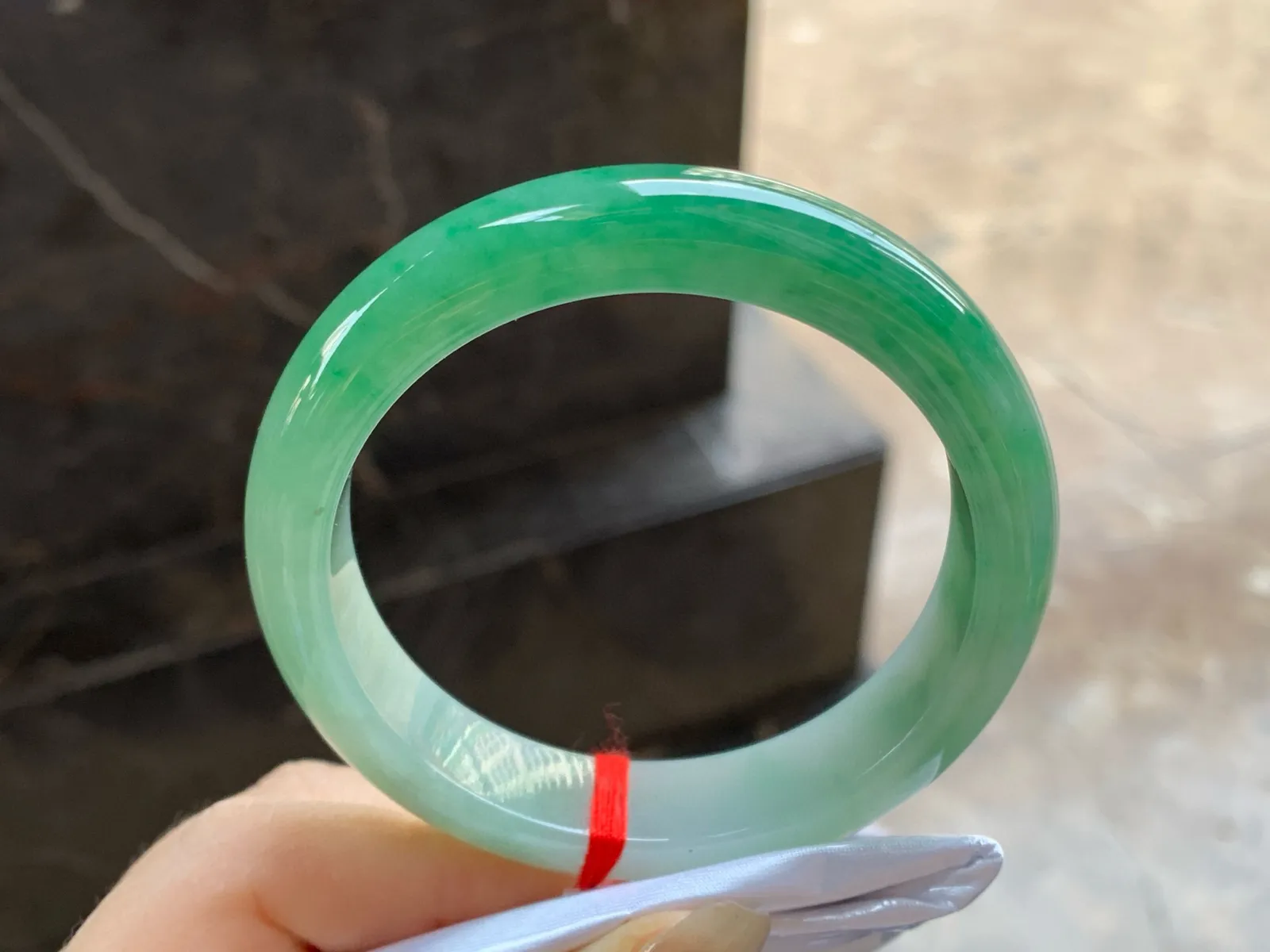 带色手镯
尺寸：55.5-12.6-8.2mm
底子细腻干净～一段绿色浓郁上手好看