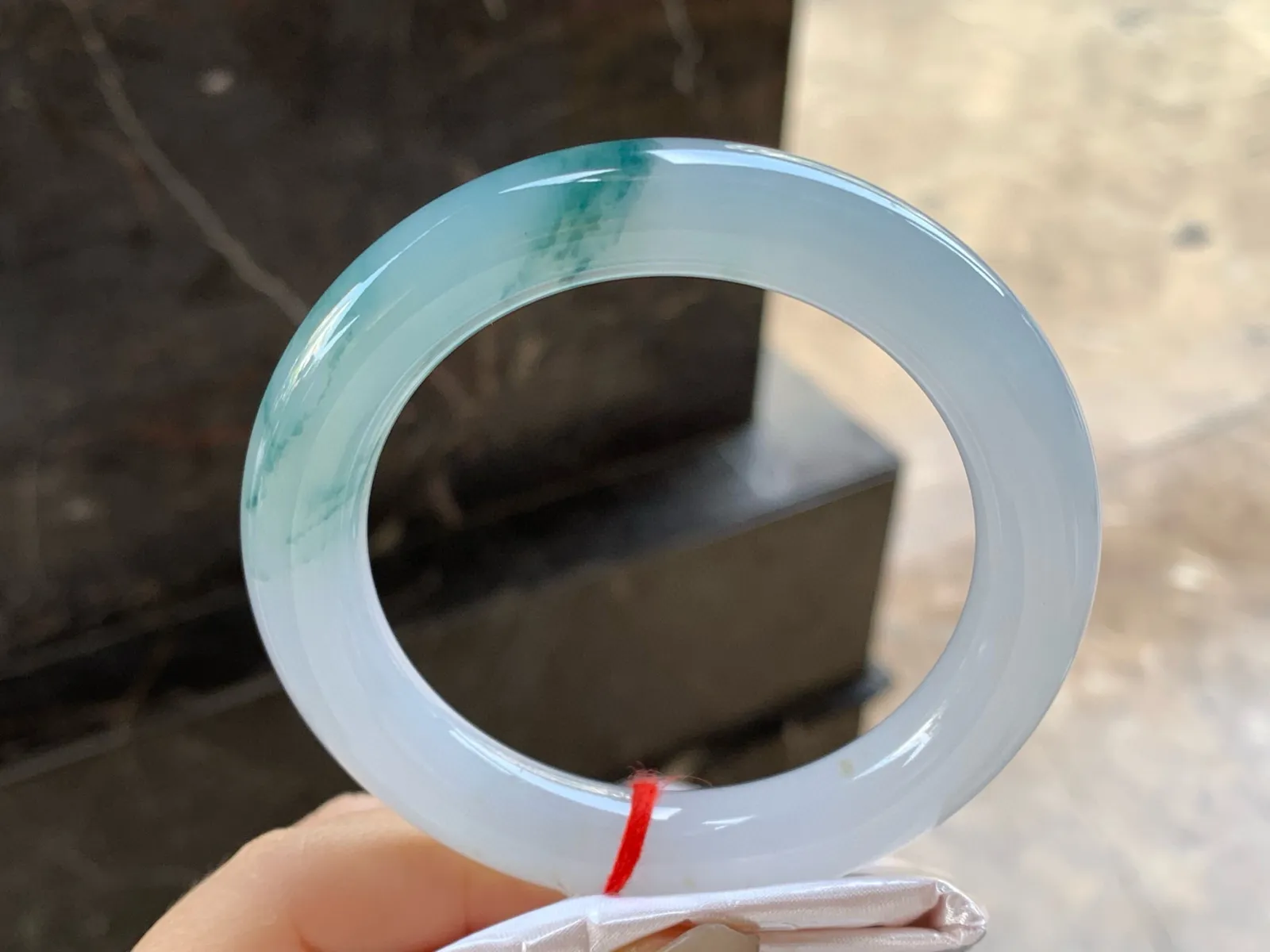 飘蓝花圆条手镯
尺寸：56.6-10.8mm
底子细腻干净～蓝花点缀很清秀