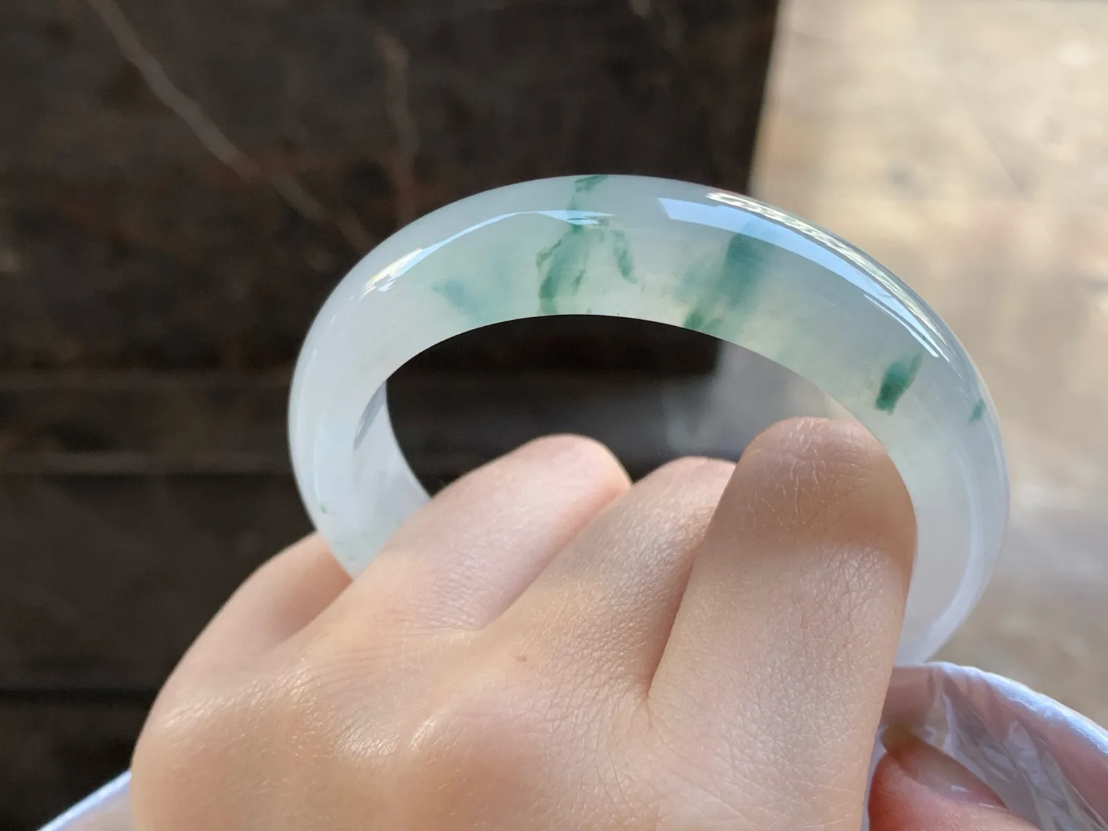冰飘花手镯
尺寸：54.5-12.6-8mm
冰味十足～飘花点缀无瑕疵
