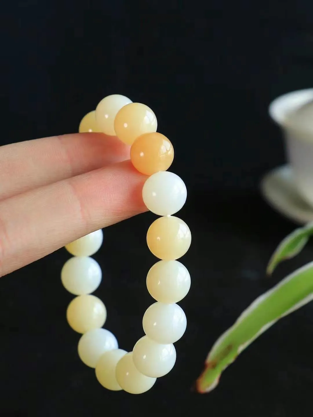 【腕间雅致.手串】

精品和田玉糖白玉圆珠手串，以天然和田玉为材，玉质温润，光泽柔和。佩戴它，仿佛将大自然的灵气凝聚于腕间，展现低调奢华的高端品味。重44.2克  尺寸取一12mm  80301865L