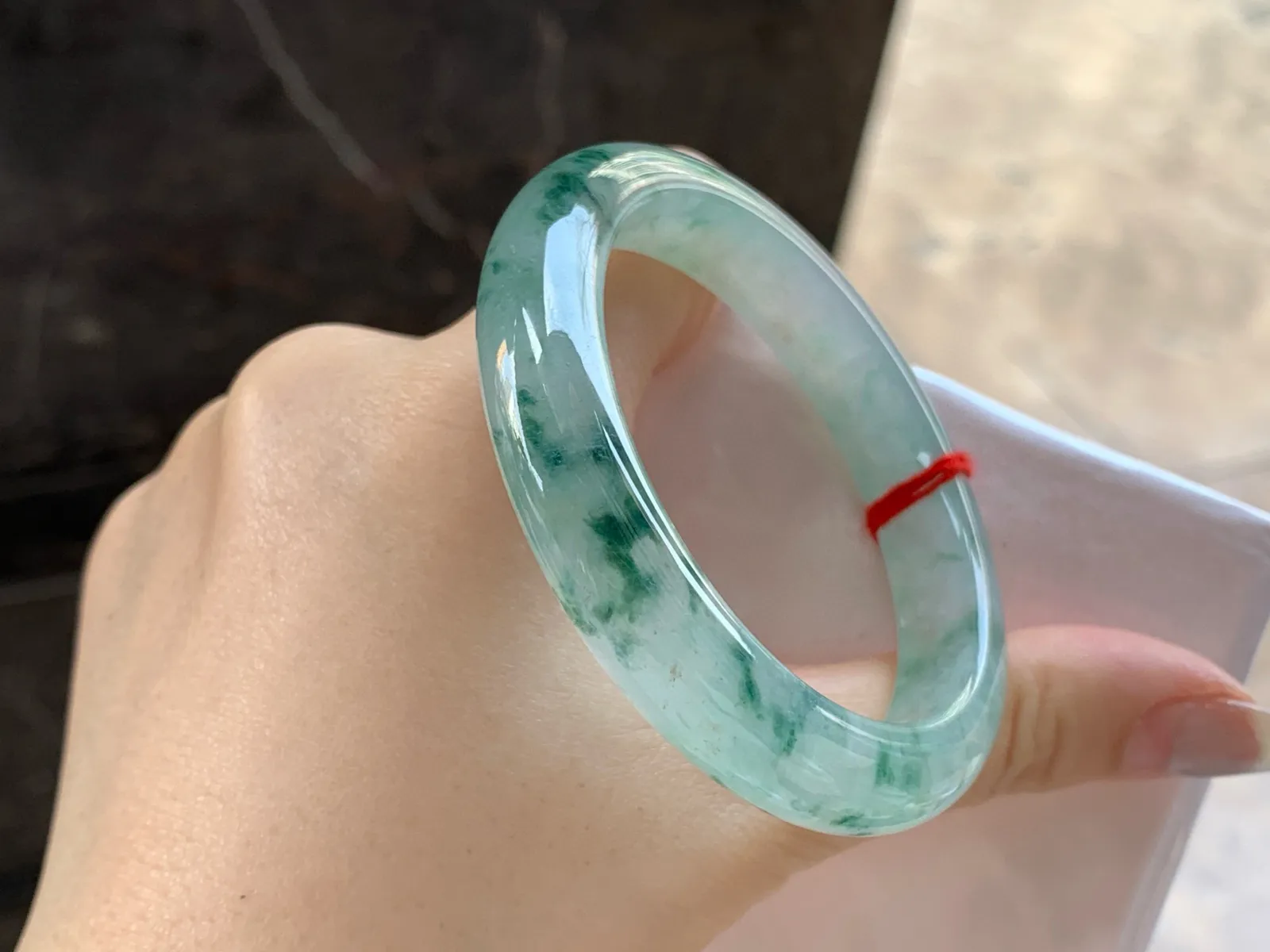 冰飘花手镯
尺寸：52.5-10.7-8.1mm
种水好～绿花点缀无瑕疵