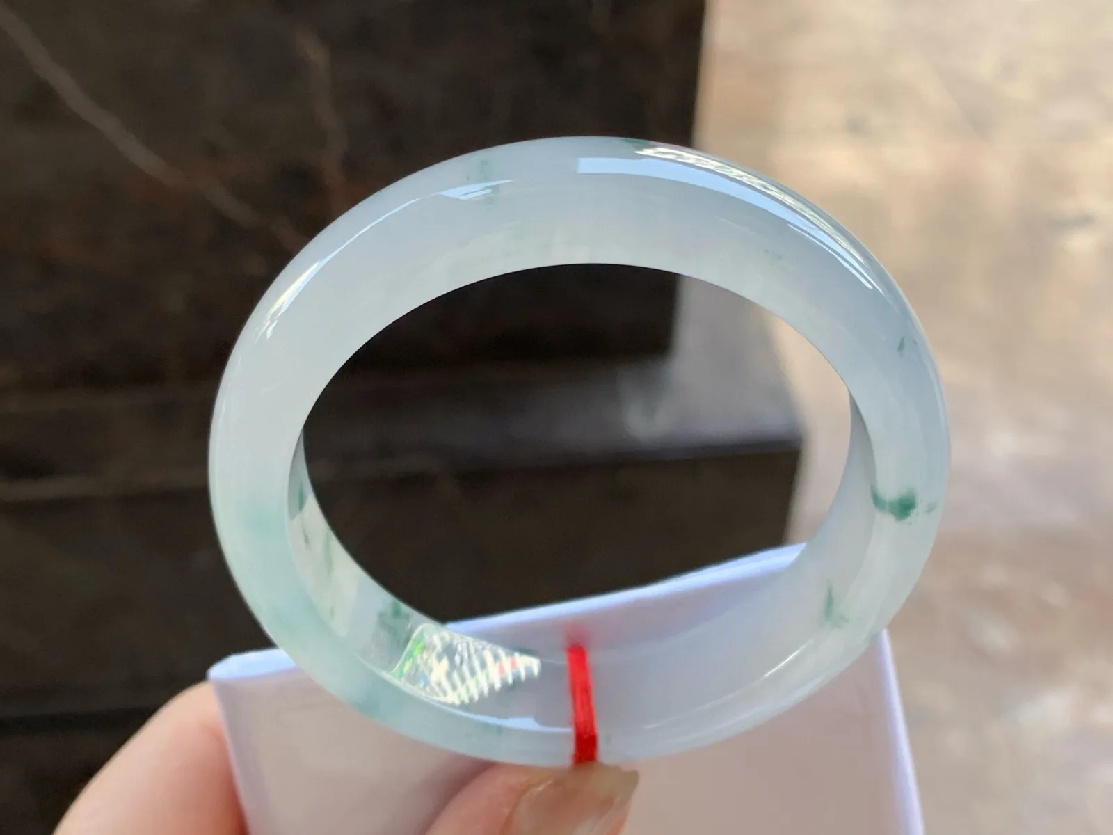 冰飘花手镯
尺寸：54.5-12.6-8mm
冰味十足～飘花点缀无瑕疵