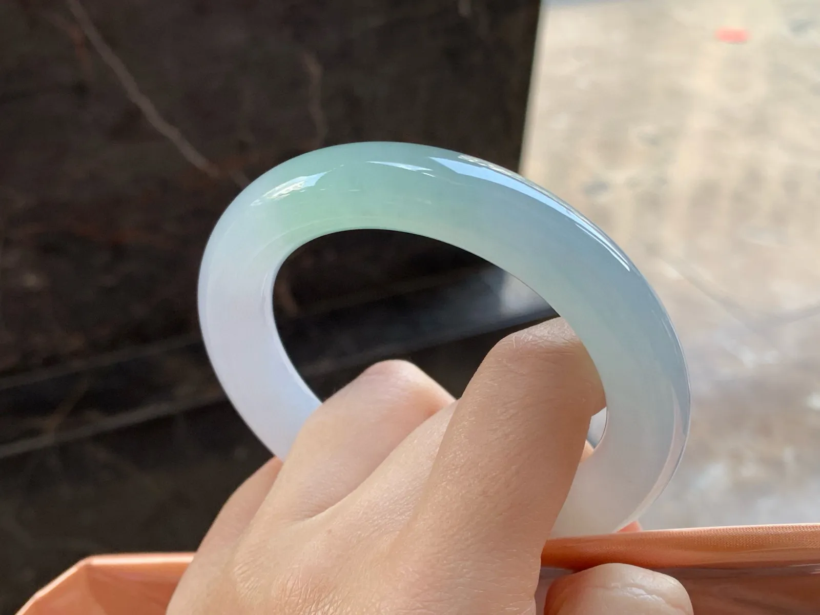 晴绿圆条手镯
尺寸：57.6-12.3-12mm
肉质细腻干净～水润清秀无瑕疵