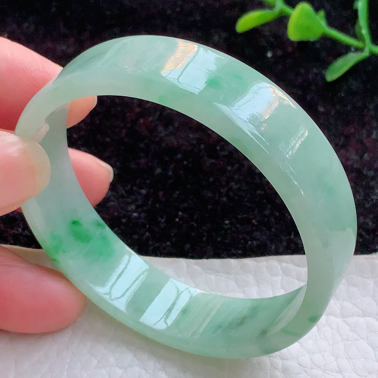 hh自然光53mm缅甸翡翠A货冰胶飘阳绿宽扁玉手镯 玉手环53*13.6*4mm