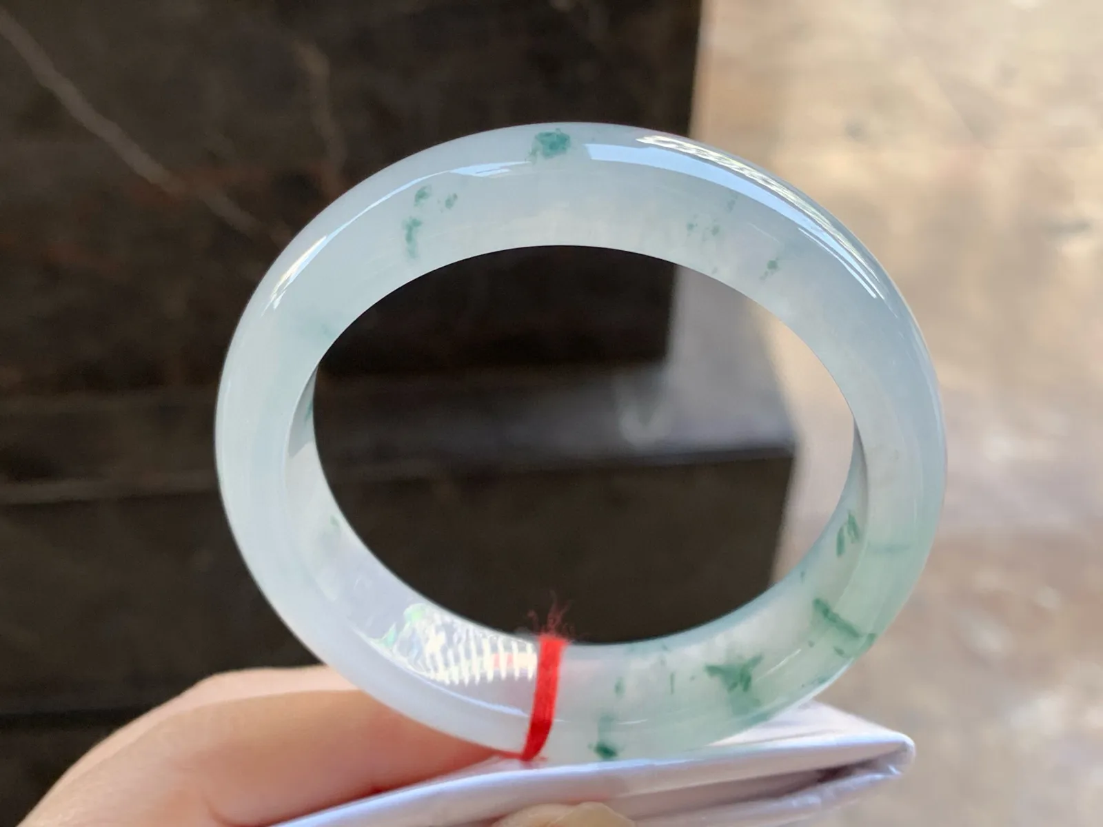 冰飘花手镯
尺寸：54.5-12.6-8mm
冰味十足～飘花点缀无瑕疵