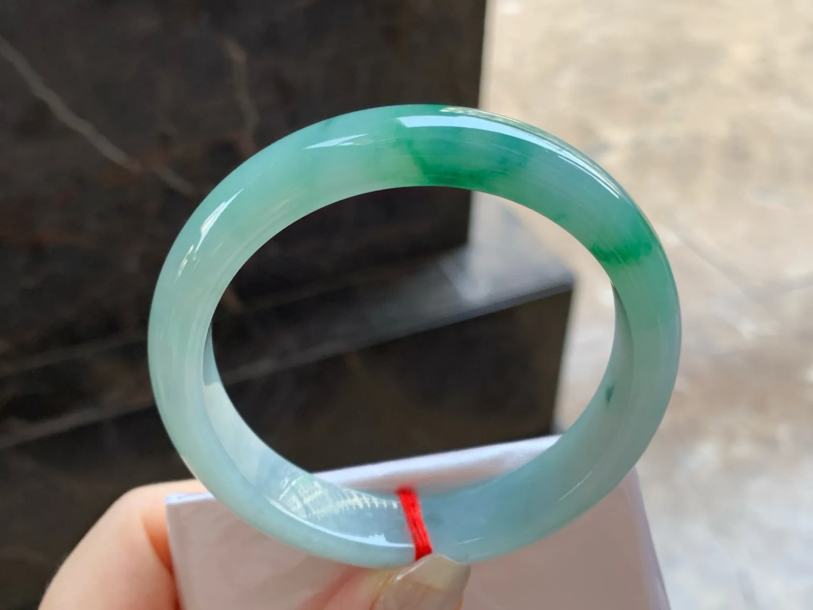 带色手镯
尺寸：58.2-13-8mm
底子细腻干净～绿花缠绕上手好看