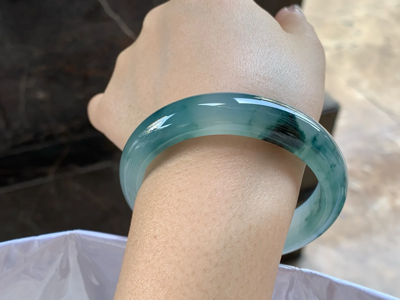 冰飘花手镯
尺寸：56-13.5-7.8mn
种老肉细～飘花浓郁 很耐看推荐