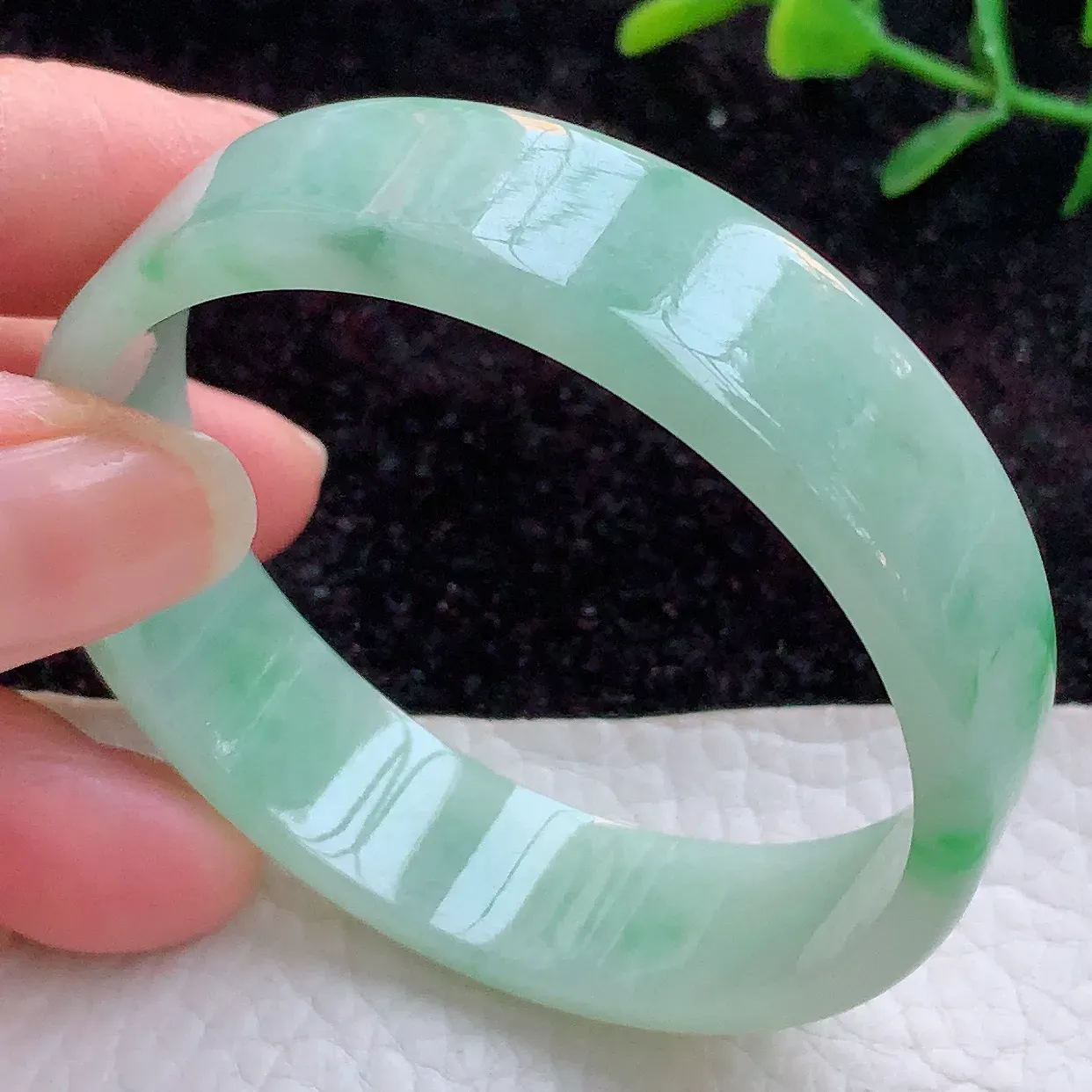 hh自然光53mm缅甸翡翠A货冰胶飘阳绿宽扁玉手镯 玉手环53*13.6*4mm