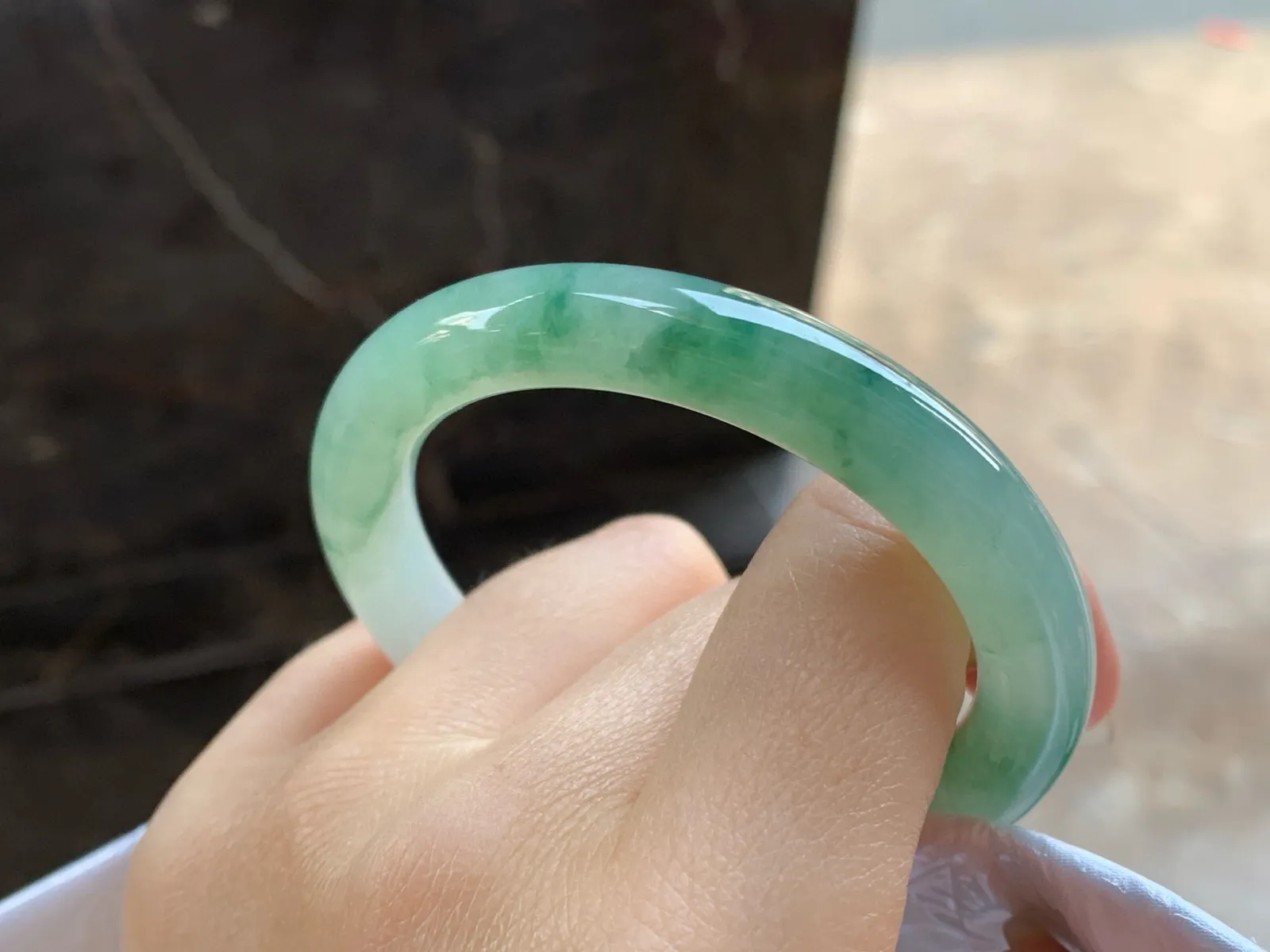 飘绿花圆条手镯
尺寸：50.7-9.3-8.6mm
底子细腻干净～绿花点缀上手好看